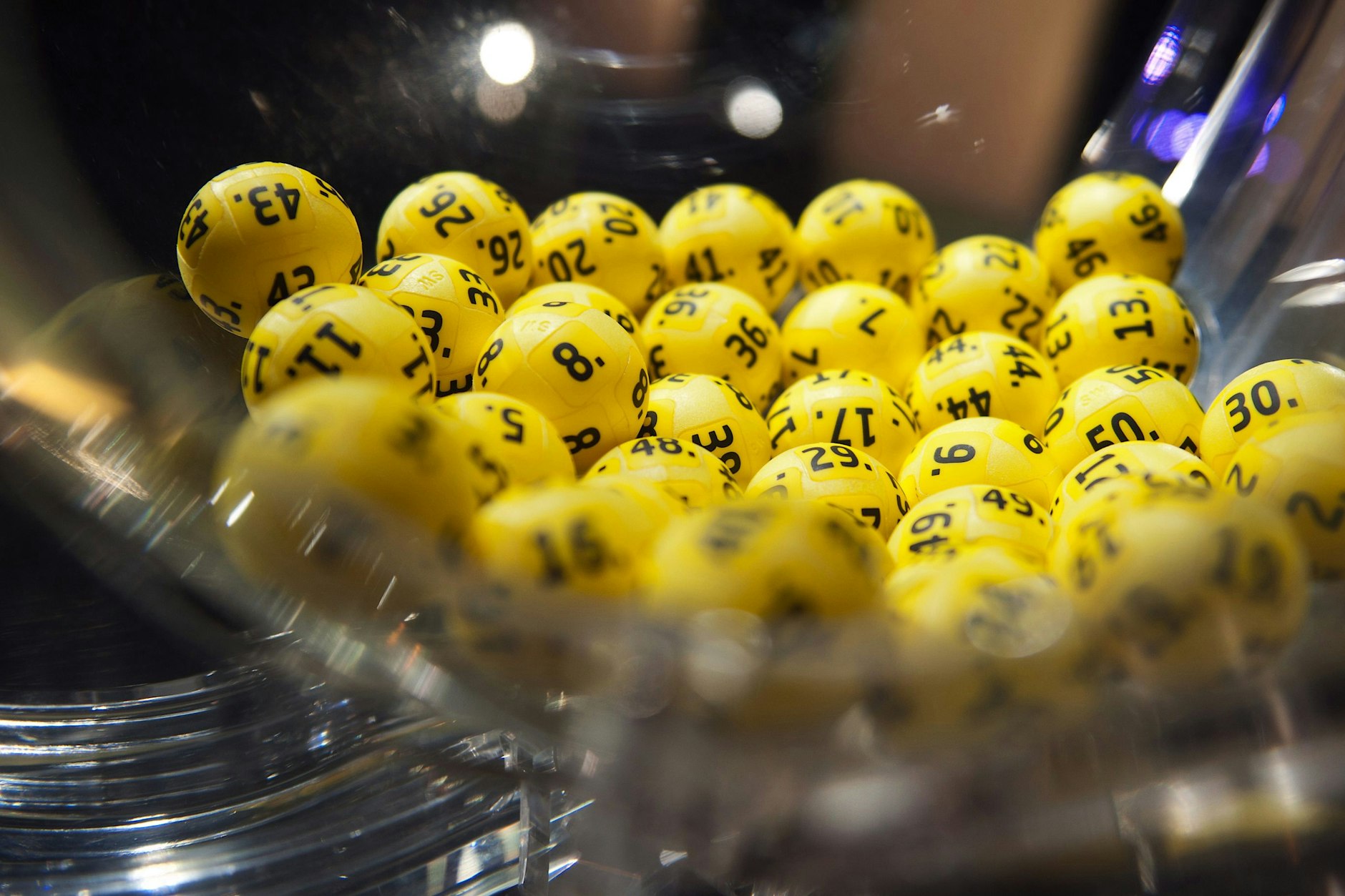 Ziehungsgerät mit dem Namen Venus, das die fünf aus 50 Zahlen zieht, im Eurojackpot-Ziehungsstudio im finnischen Helsinki. (Archivbild)