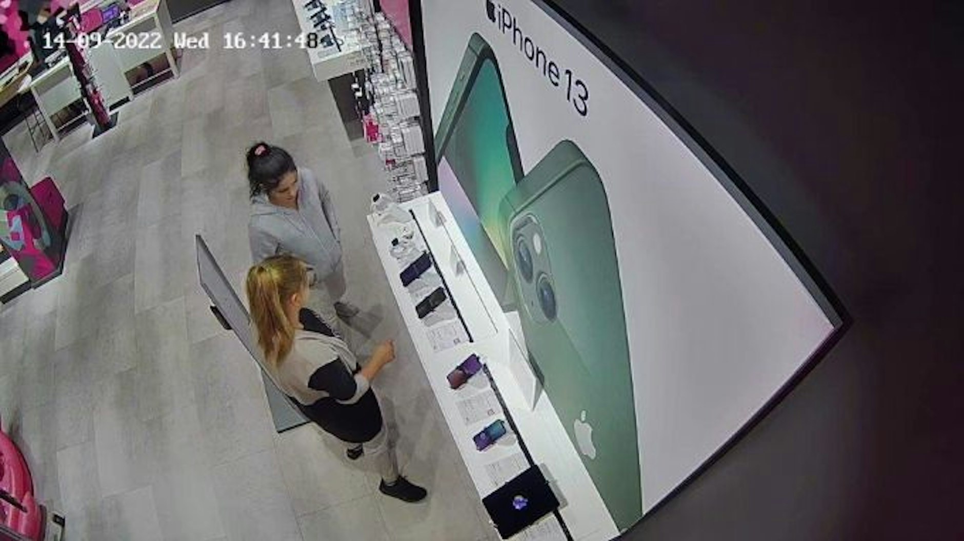 Die jungen Frauen sind zur Fahndung ausgeschrieben.