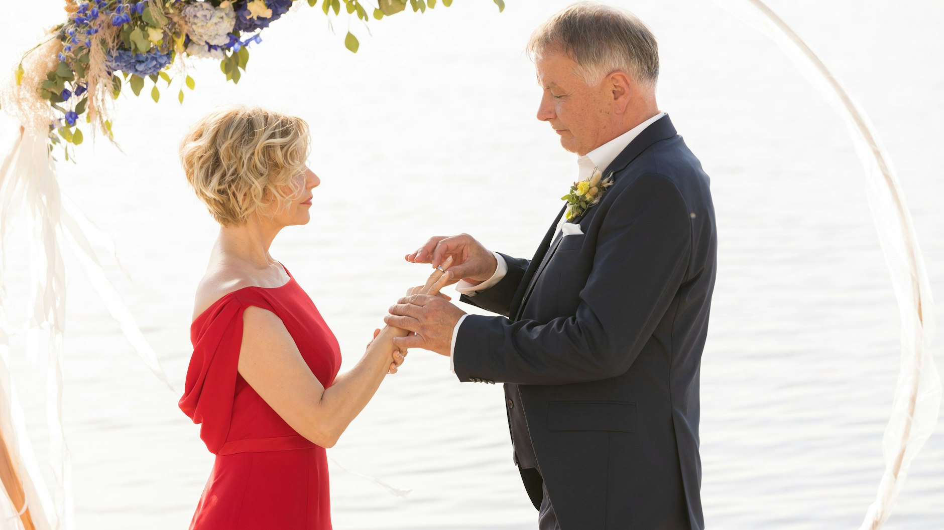 Andrea Kathrin Loewig und Thomas Rühmann tauschen als Dr. Globisch und Dr. Heilmann die Trauringe.