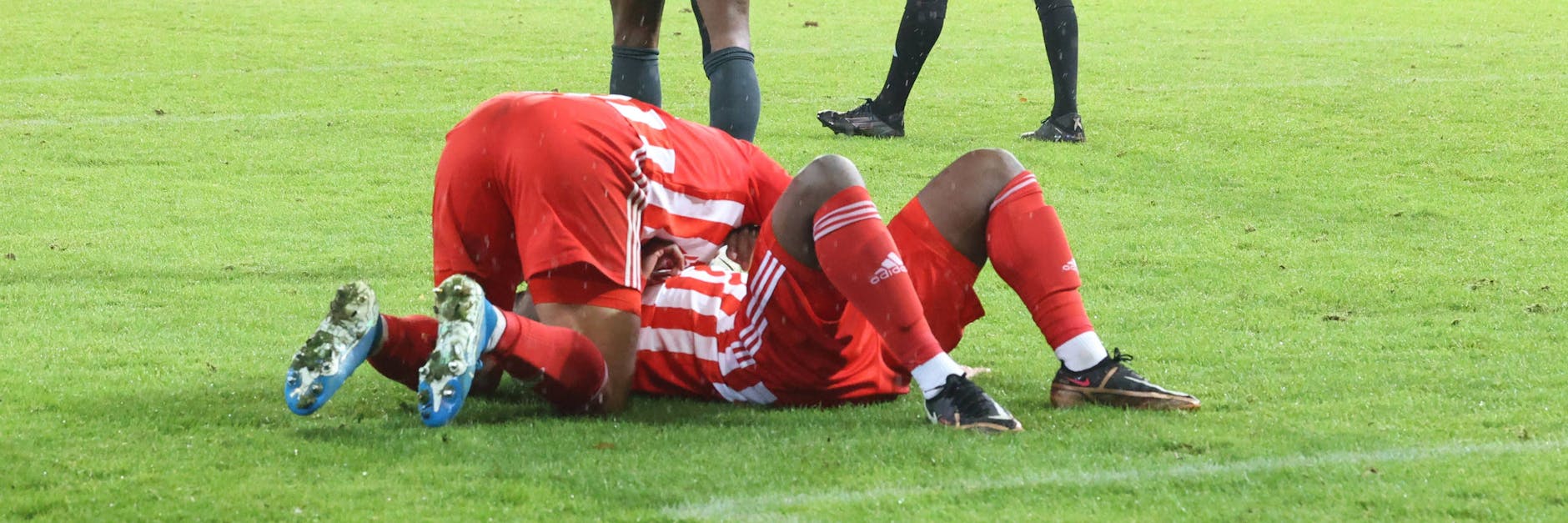 Ein Küsschen in Ehren: Josip Juranovic knutscht Jerome Roussillon nach dem Sieg des 1. FC Union in Grund und Boden. Dabei hatte der wenig zuvor gerade einen kapitalen Bock geschossen. 