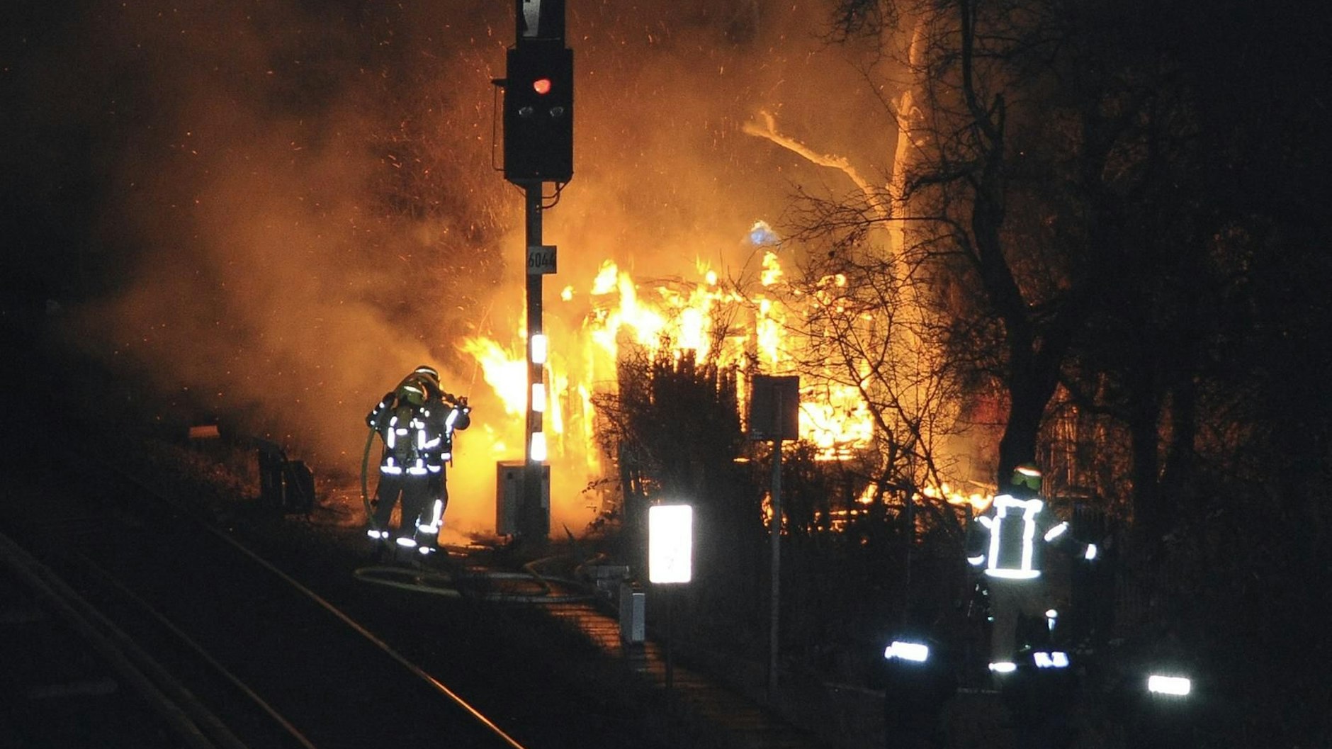Direkt an den S-Bahn-Gleisen: Eine Laube ging an der Eldenaer Brücke in Flammen auf. Die Laube war nicht mehr zu retten, die Feuerwehr verhinderte aber ein Übergreifen des Feuers auf die S-Bahn-Anlagen. 