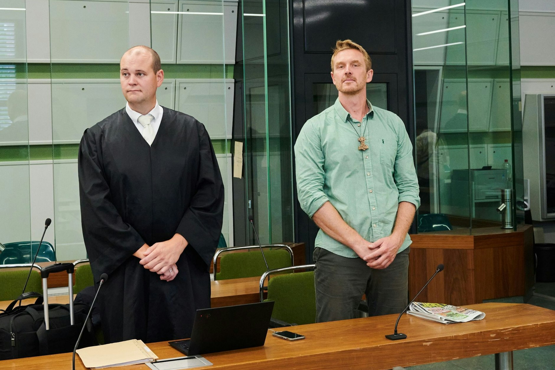 Beim Prozess vor einem Jahr: Der Videoblogger Nikolai Nerling (rechts) steht neben seinem Rechtsanwalt Andreas Wölfel im Gerichtssaal.