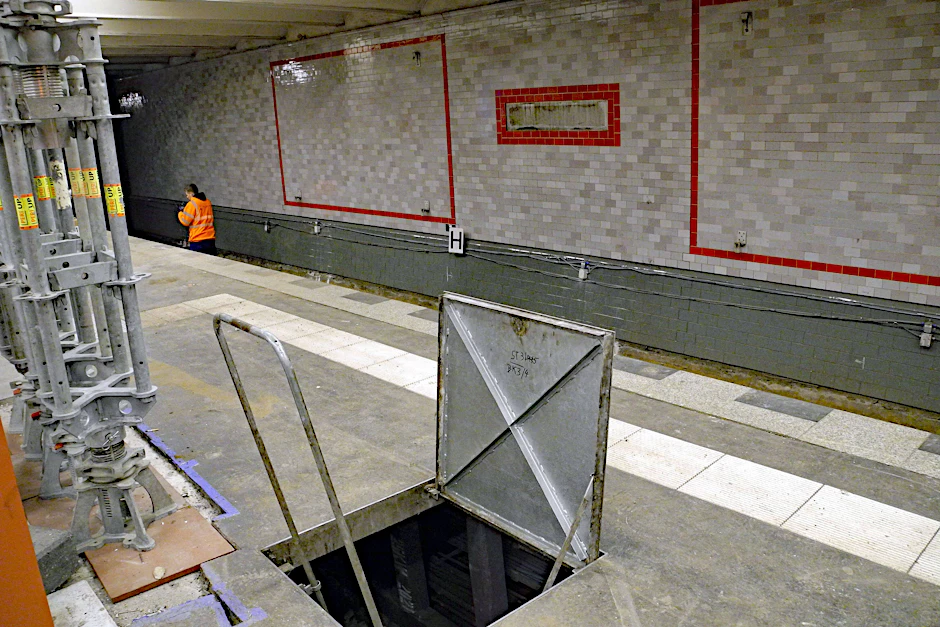 Bitte nicht in ein Loch stürzen: Der Berliner Nahverkehr verlangt einem in diesem Winter viel ab.