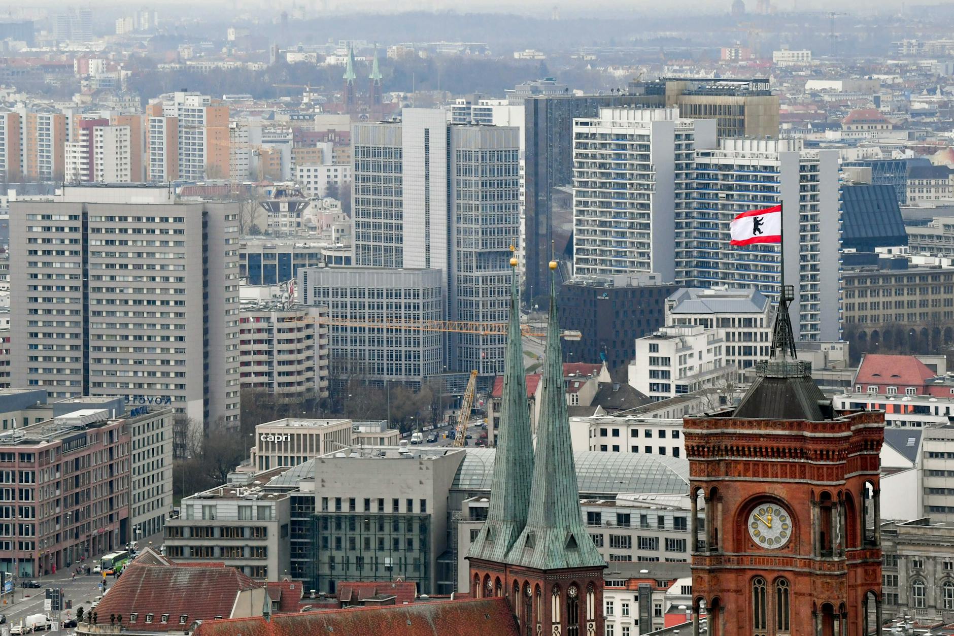 Hinter den Türmen der Nikolaikirche (l.) und des Roten Rathauses sind zahlreiche Wohnblocks zu sehen. In Berlin hat sich im Januar die Zahl der Wohngeldanträge verdoppelt.