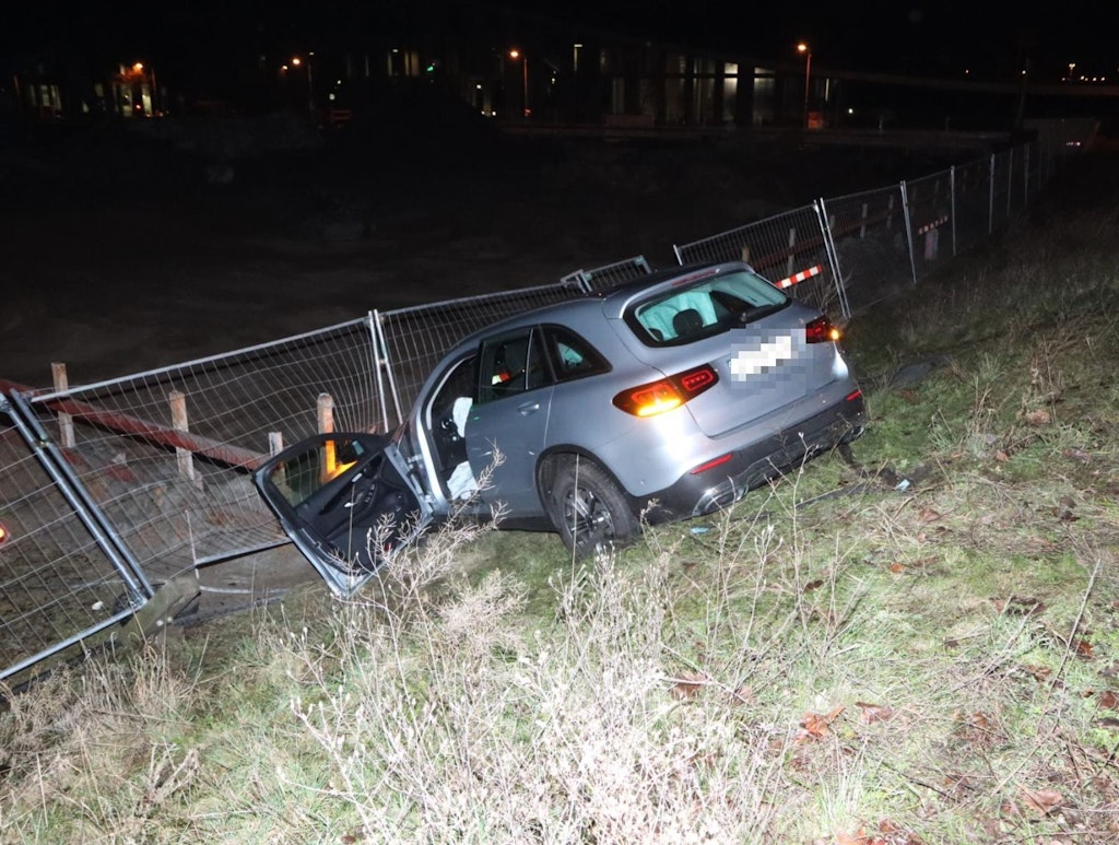 Unfall in Adlershof: Auto kracht mit Lkw zusammen und landet im Straßengraben