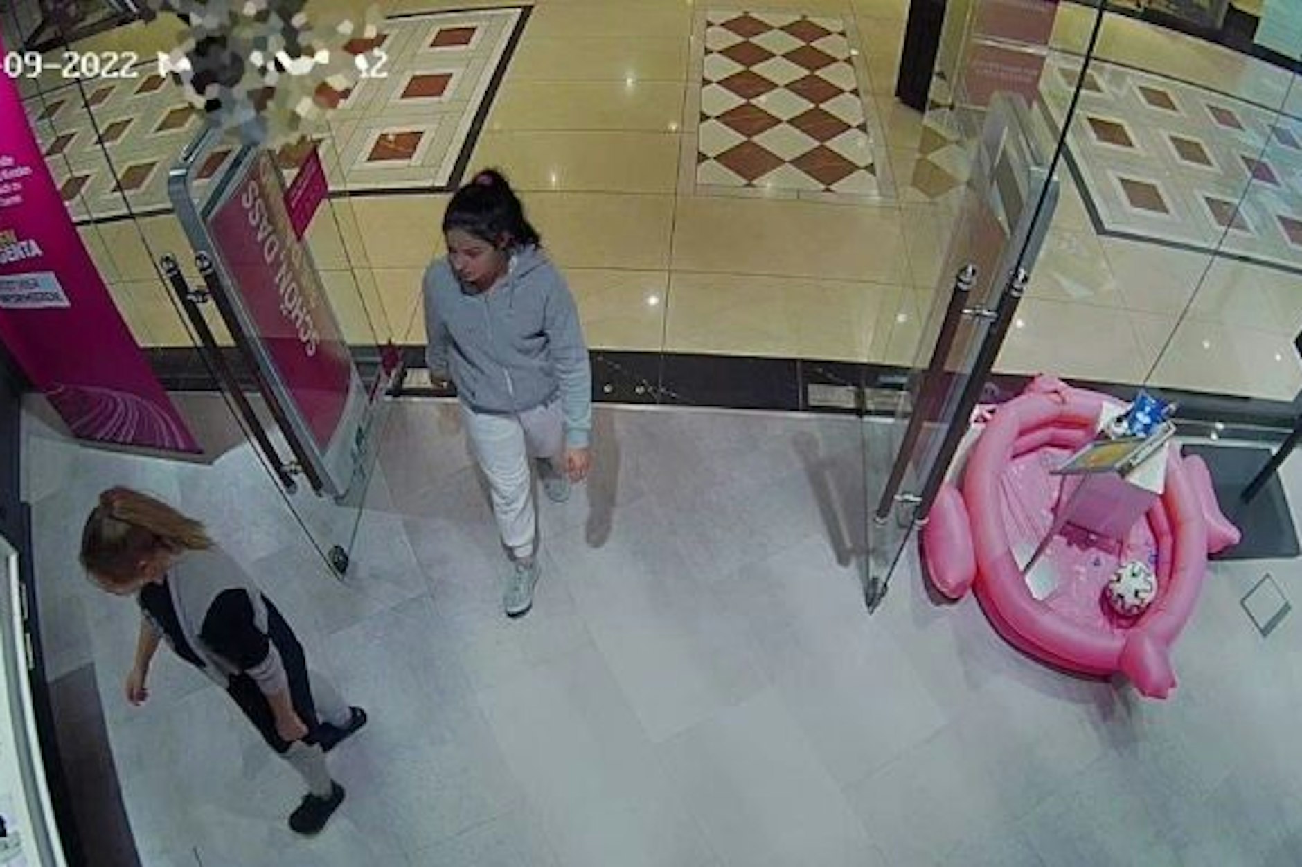 Die beiden Mädchen werden wegen des Diebstahls eines iPhones gesucht.