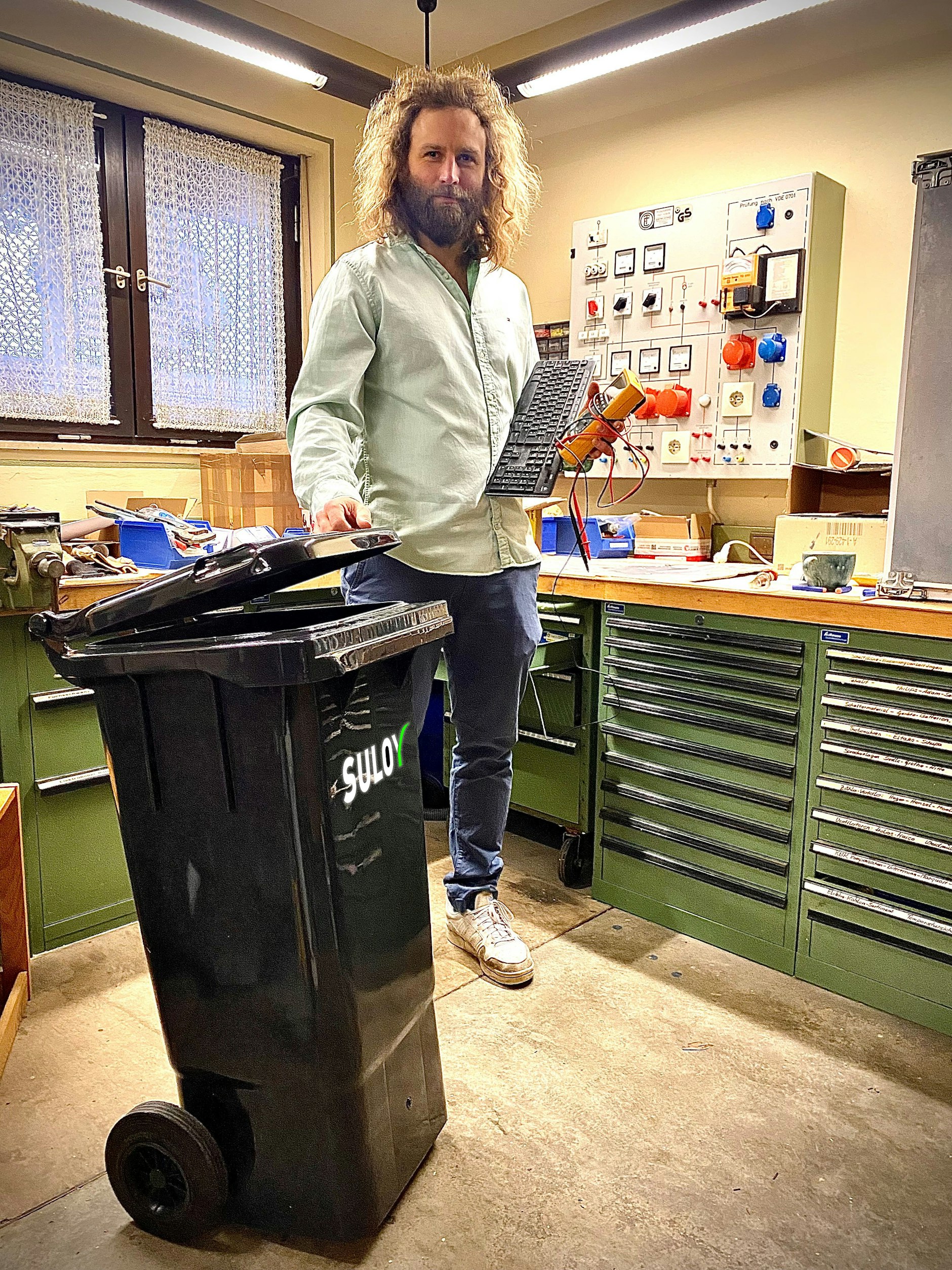 Toninho Dingl mit Mülltonne in der Bastler-Garage zu Altötting.