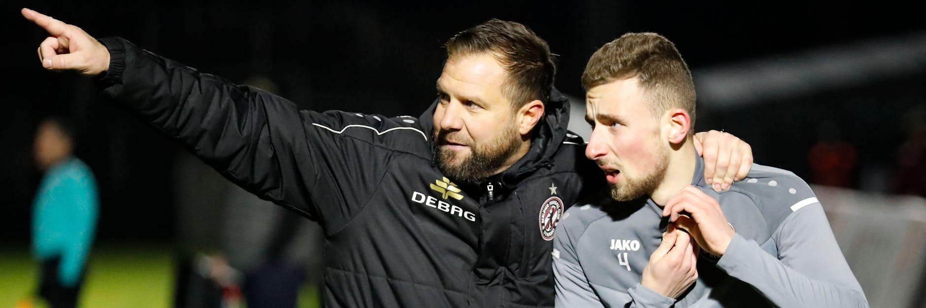 Zeigt seinen Jungs auf, wo es langgeht. BFC-Chefcoach Heiner Backhaus. Hier zusammen mit Verteidiger Felix Meyer – BFC Dynamo.