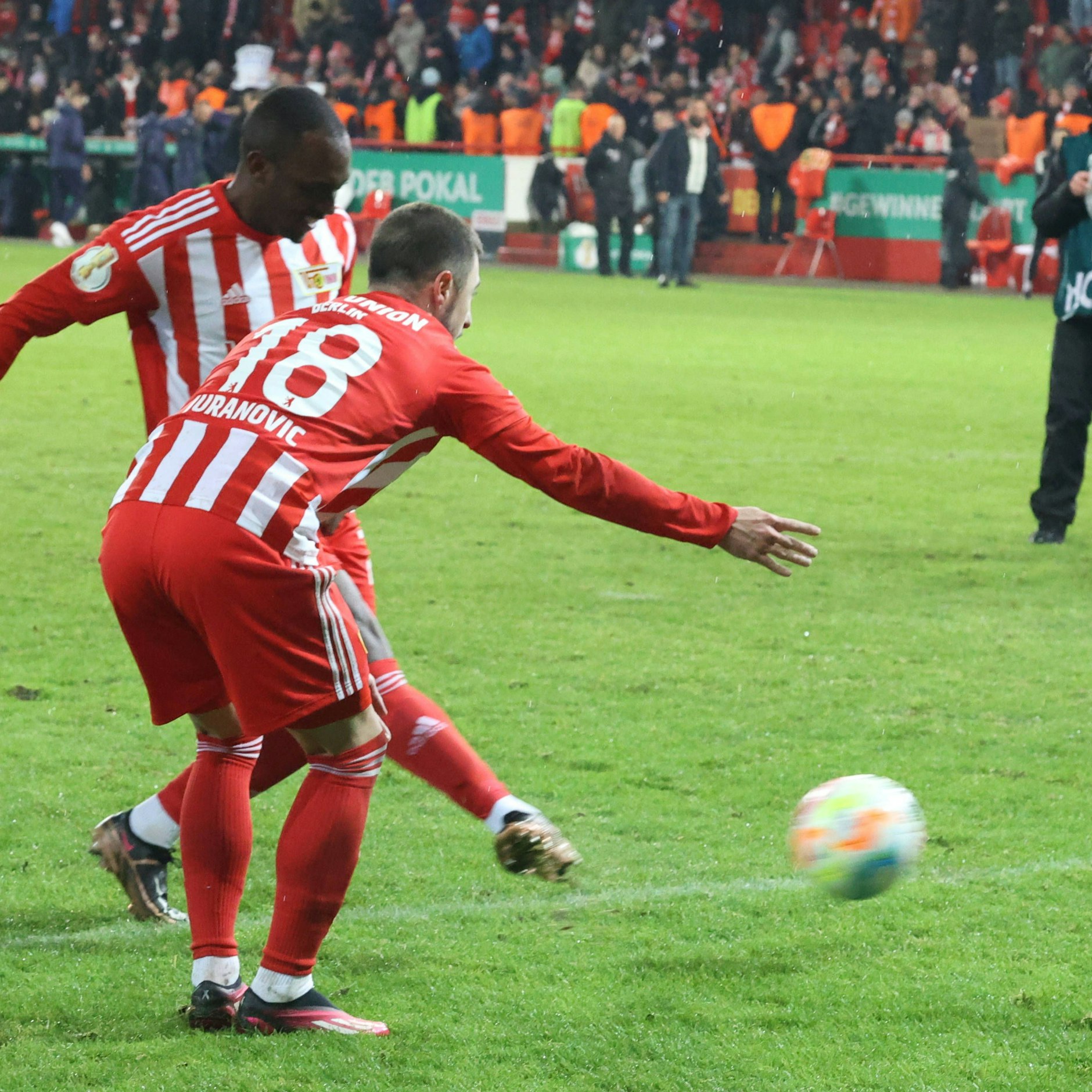 Bitte versuch’s noch mal: Josip Juranovic (l.) serviert Jerome Roussillon den Ball zum Torschuss.