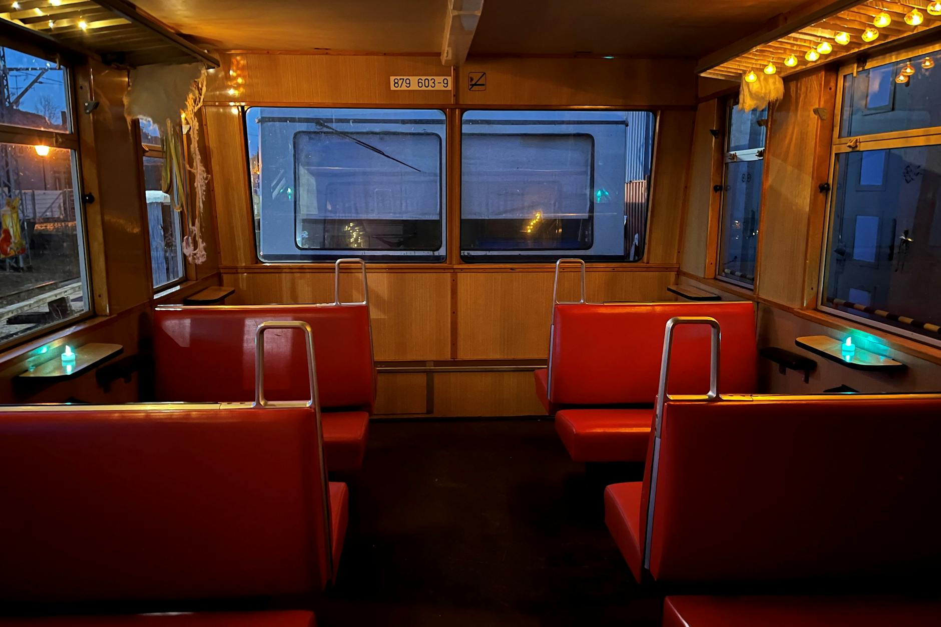 Vor Halloween gab es zusätzliche Fahrten. Ein geschmückter Zug der Museumsbahn unterwegs nach Müncheberg.
