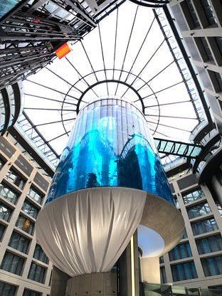 Ein Foto auf der Reiseplattform Tripadvisor zeigt eine Plane, die den Sockel teilweise abdeckt.