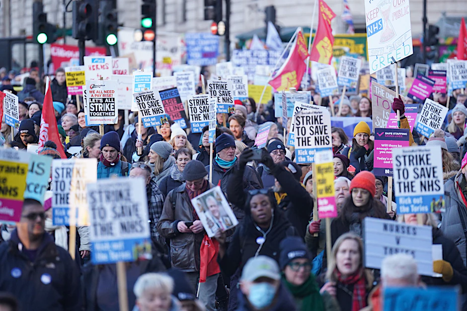 London: Beschäftigte des Gesundheitsdienstes NHS streiken für eine deutliche Lohnerhöhung. Auch Angestellte zahlreicher anderer Branchen fordern mehr Geld.