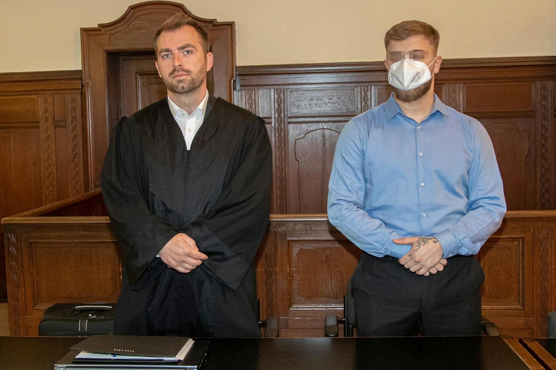 Der Angeklagte Refail A. (26) mit seinem Verteidiger vor Gericht.