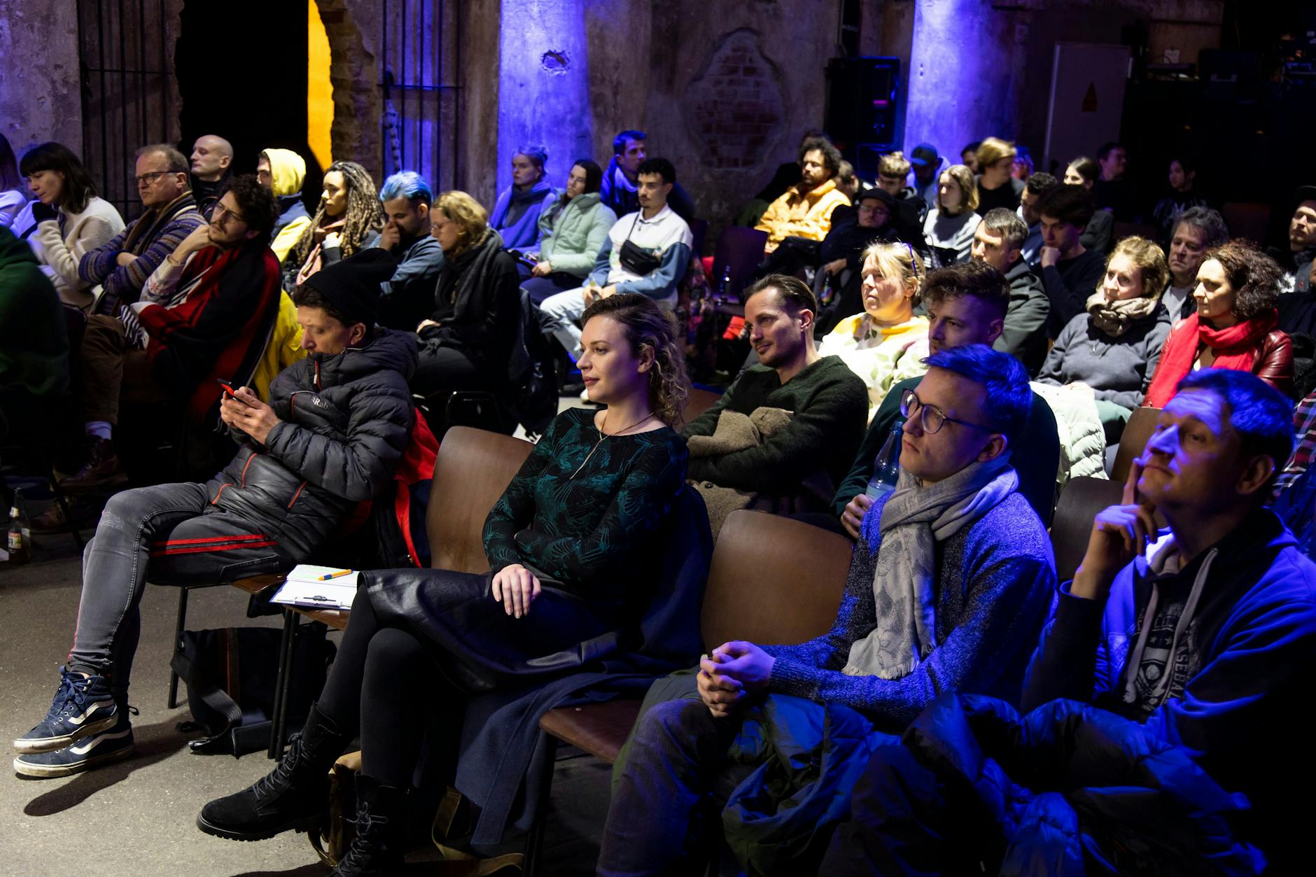 Das Publikum murmelt und kommentiert, weil Christian Goiny die A100 befürwortet.