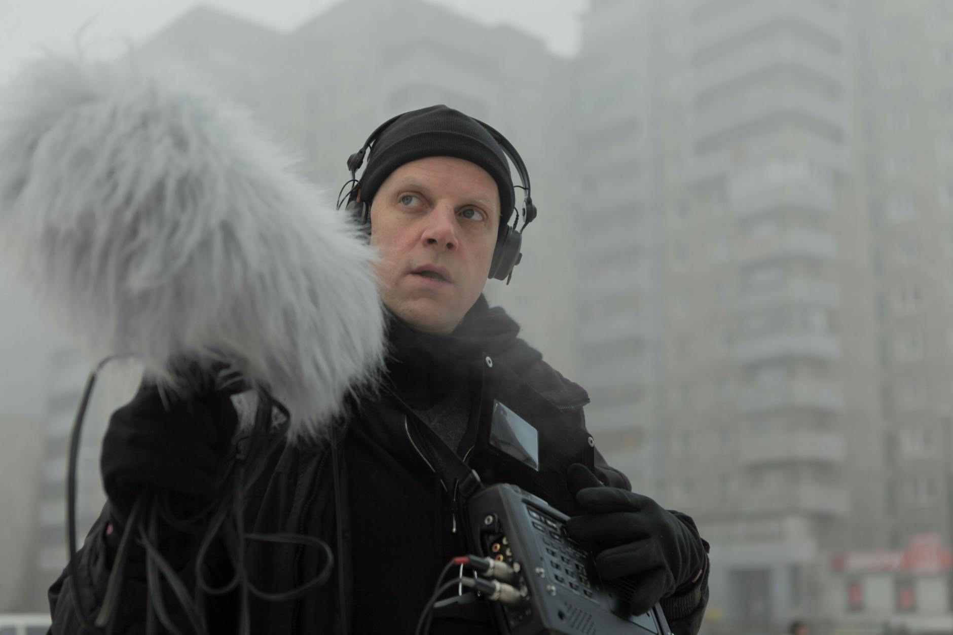 Sounddesigner Simon Stockhausen mit seinem Field-Recorder