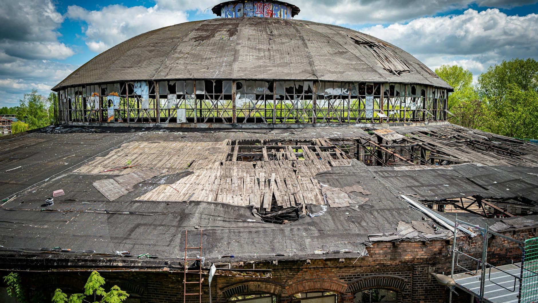 Der Lokschuppen auf der Brache des alten Rangierbahnhofes verfällt weiter: Das Projekt Pankower Tor kommt sein Jahren nicht in die Gänge.
