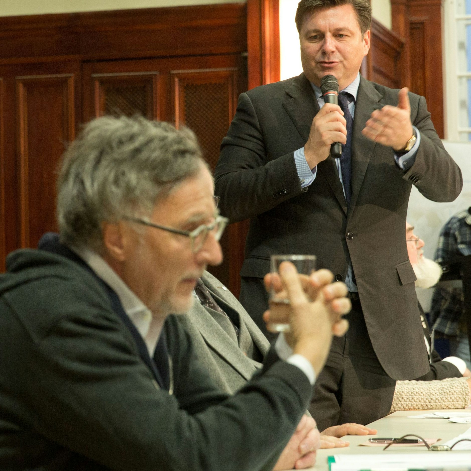 Möbel-Unternehmer Kurt Krieger (vorn) und Bausenator Andreas Geisel (SPD) auf einer Informationsveranstaltung zum Pankower Tor: Das war 2016. Bis heute ging es auf dem Areal wegen ständiger Planänderungen seitens der Politik nicht voran.