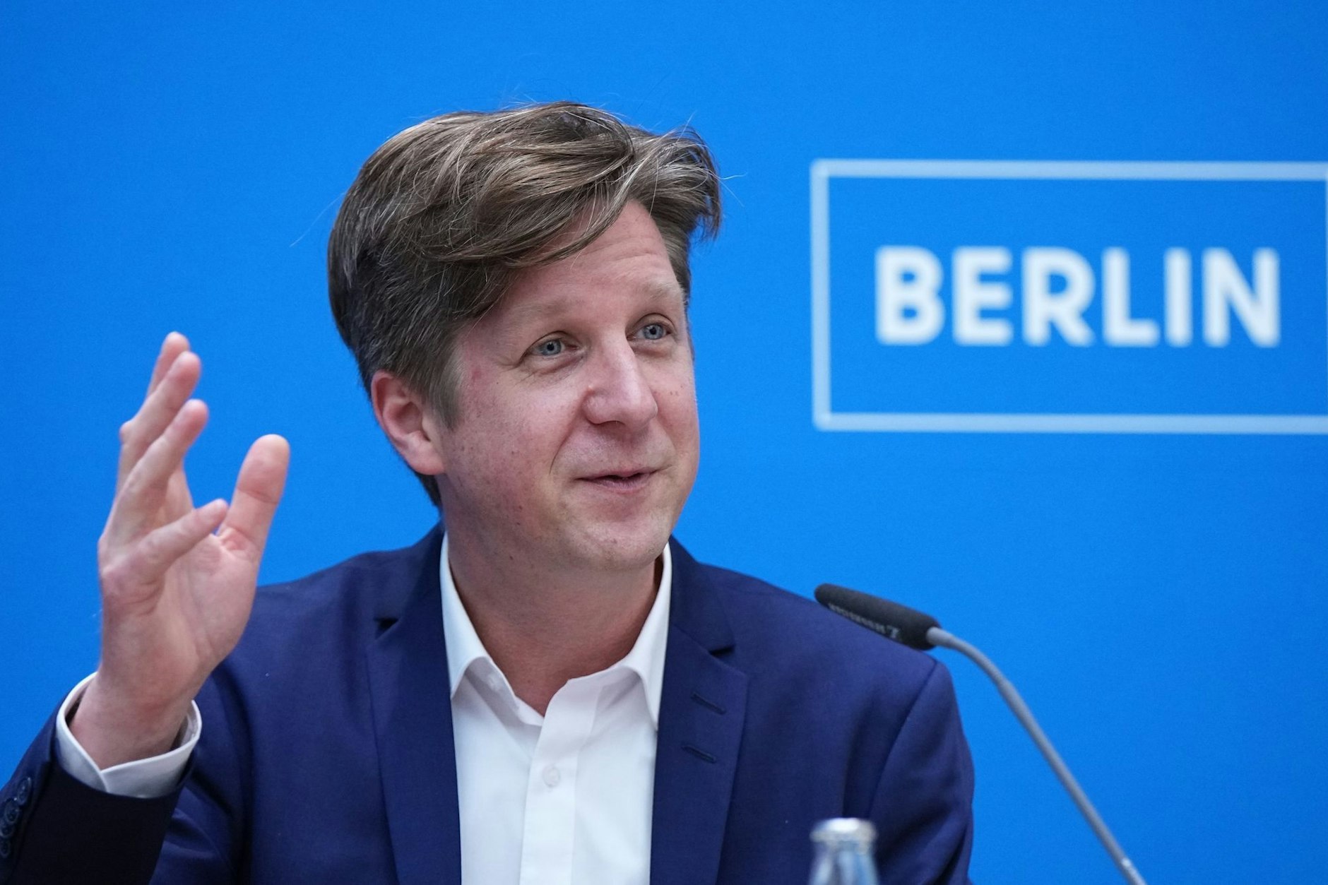 Finanzsenator Daniel Wesener (Grüne) verspricht, die Landeskasse werde sich an der neuen Grundsteuer nicht gesundstoßen.