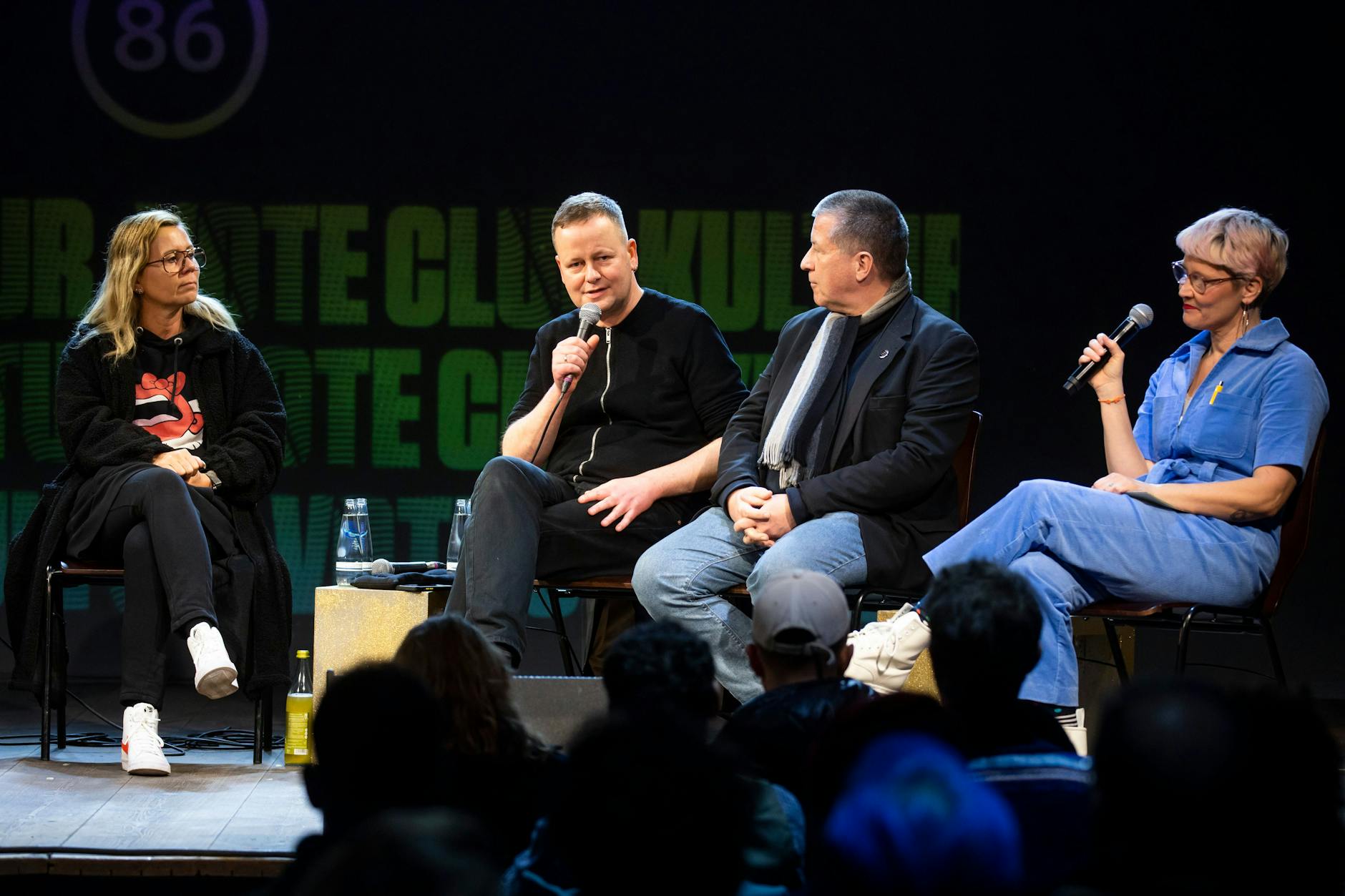 Pamela Schobeß (Club Gretchen), Klaus Lederer (Die Linke), Christian Goiny (CDU) und Moderatorin Gesine Kühne (v.l.n.r.) bei der Podiumsdiskussion zur Clubkultur.