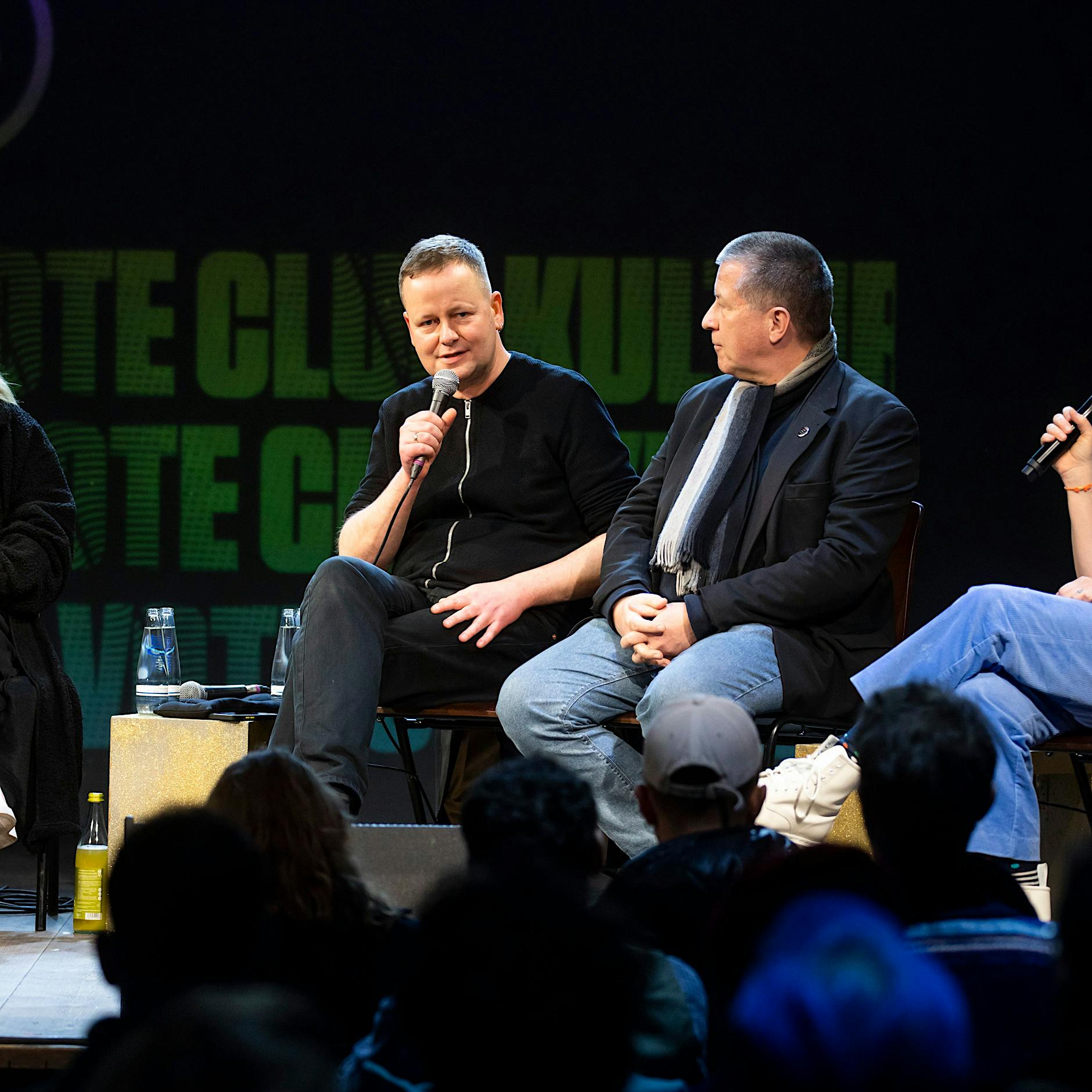 „Unsere Welt ist aus den Fugen“: Diskussion mit Politikern und Clubbesitzern im SchwuZ