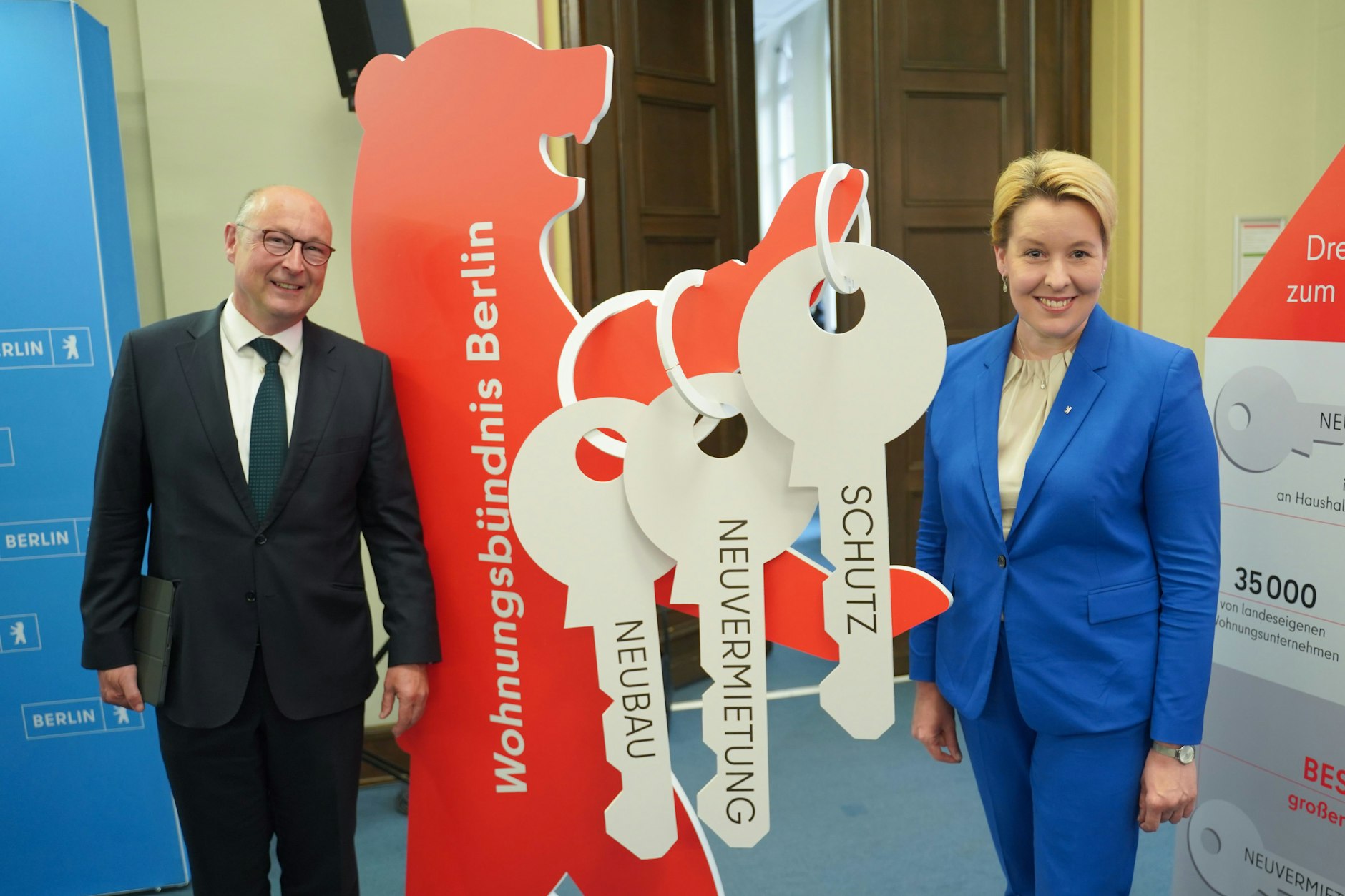 Ein Schlüssel hing für den Neubau: Vonovia-Chef Rolf Buch und die Regierende Bürgermeisterin Franziska Giffey konnten bei der Unterzeichnung des Bündnisses für Wohnungsneubau und bezahlbares Wohnen im Juni 2022 noch lächeln.