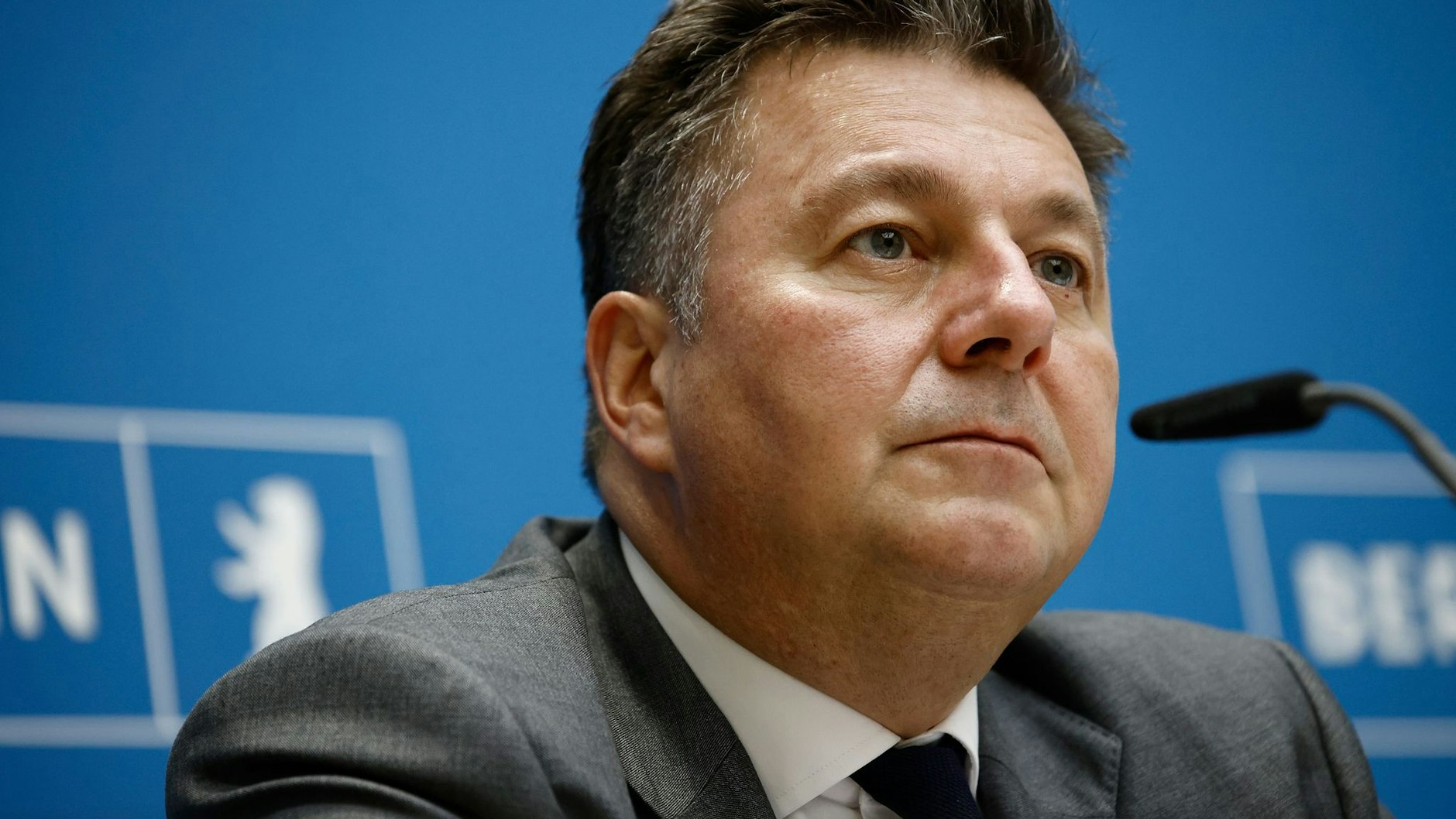 Bausenator Andreas Geisel (SPD) ist offenbar zufrieden, dass die neuen Wohngeld-Anträge schneller als gedacht abgearbeitet werden.