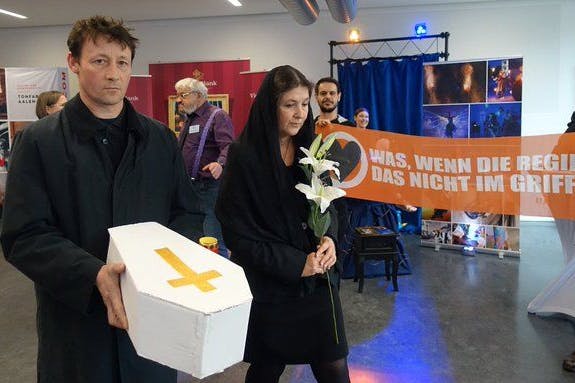 Der Trauerzug der Klimaaktivisten.