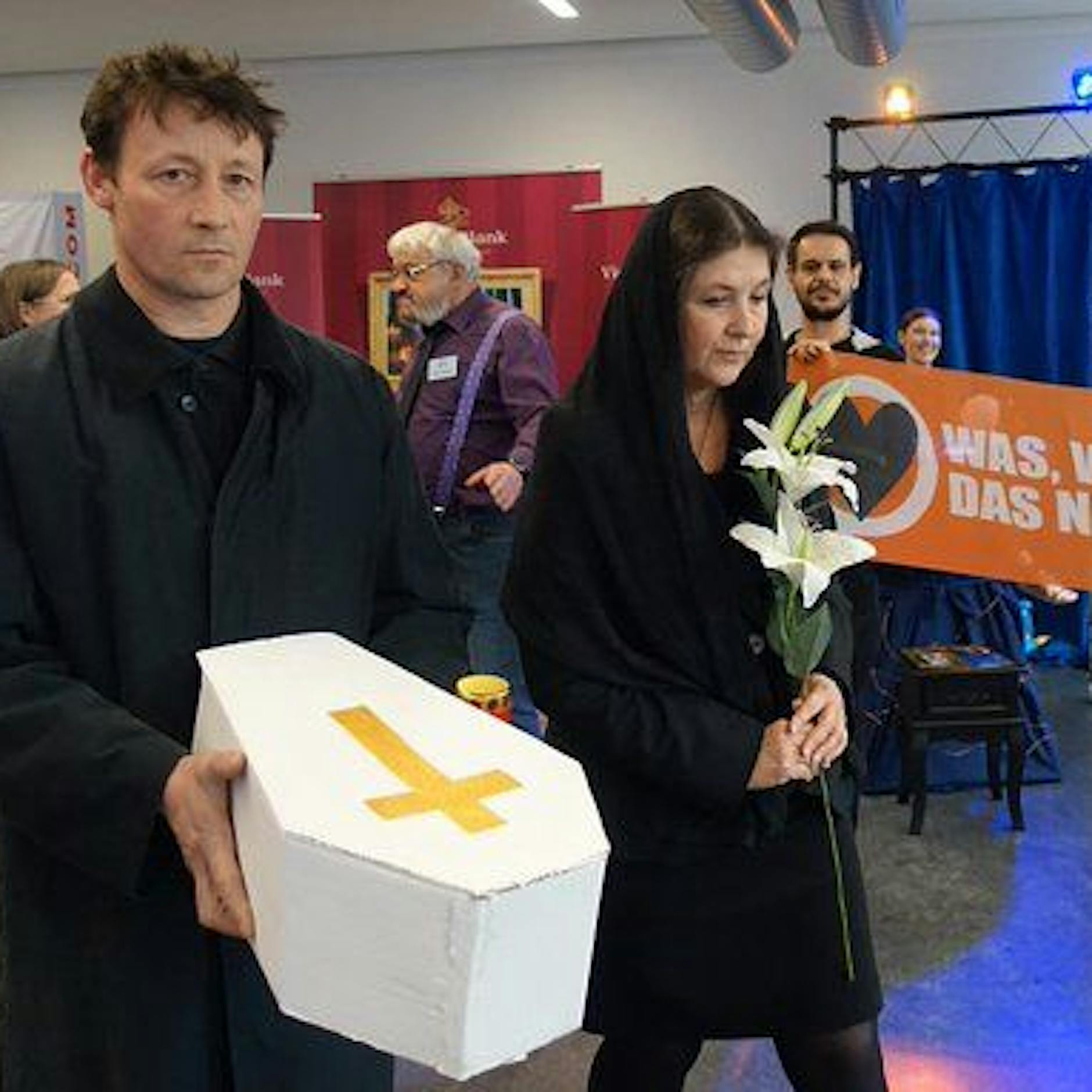 Letzte Generation: Klima-Aktivisten stören Hochzeitsmesse mit Kindersarg