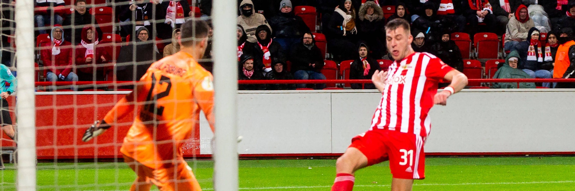 Unions Robin Knoche erzielt für den 1. FC Union den wichtigen Ausgleich im Achtelfinalspiel gegen Wolfsburg.