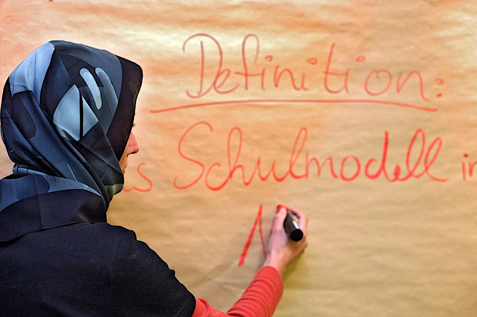 Der Streit um ein pauschales Kopftuchverbot für Lehrerinnen wird seit mehr als zwei Jahrzehnten geführt – jetzt ändert Berlin sein Neutralitätsgesetz.