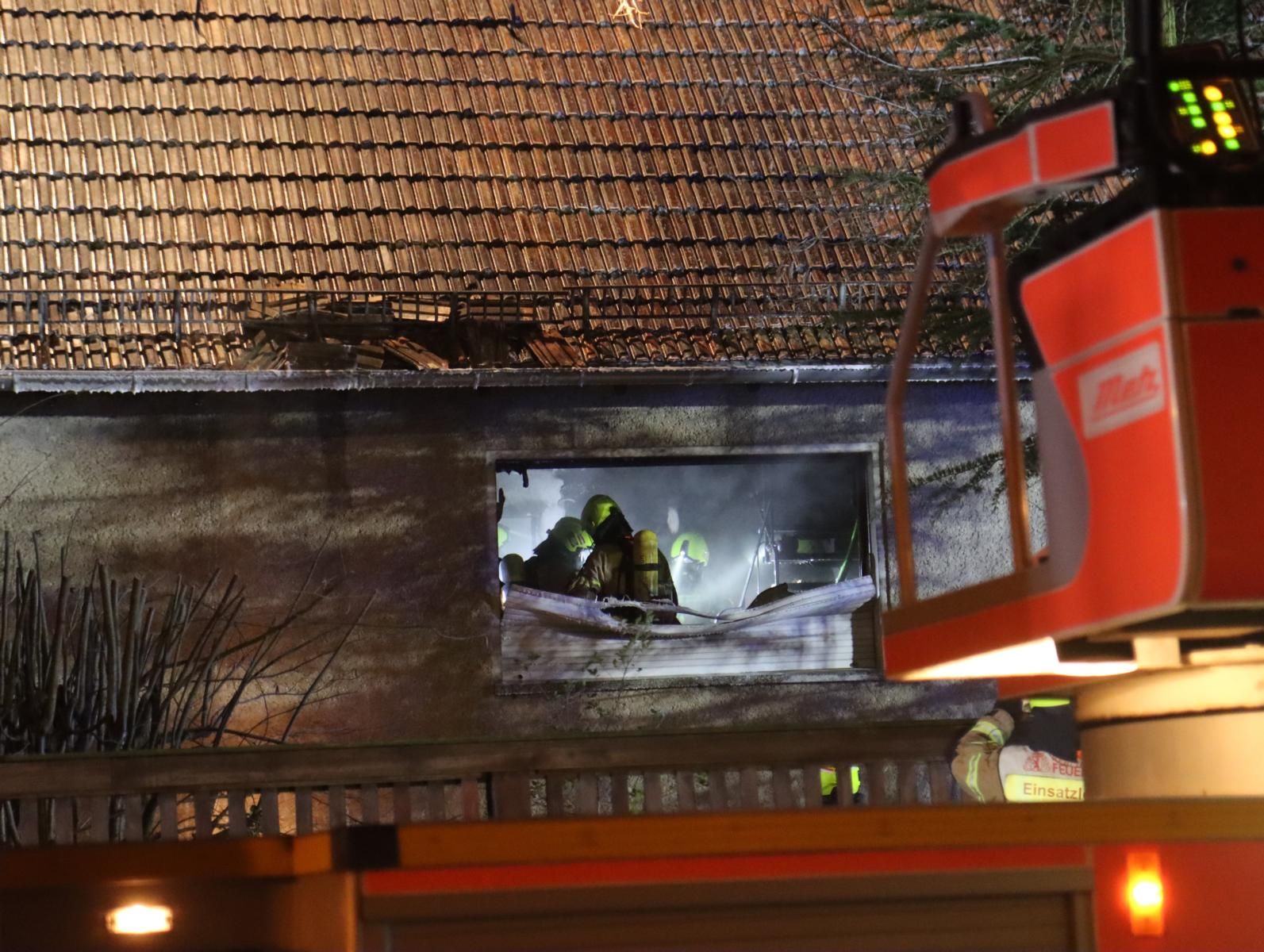 Feuer-Drama in Berlin-Köpenick: Bewohner stirbt in brennendem Haus – die Feuerwehr kann nur noch eine verletzte Katze aus den Flammen retten