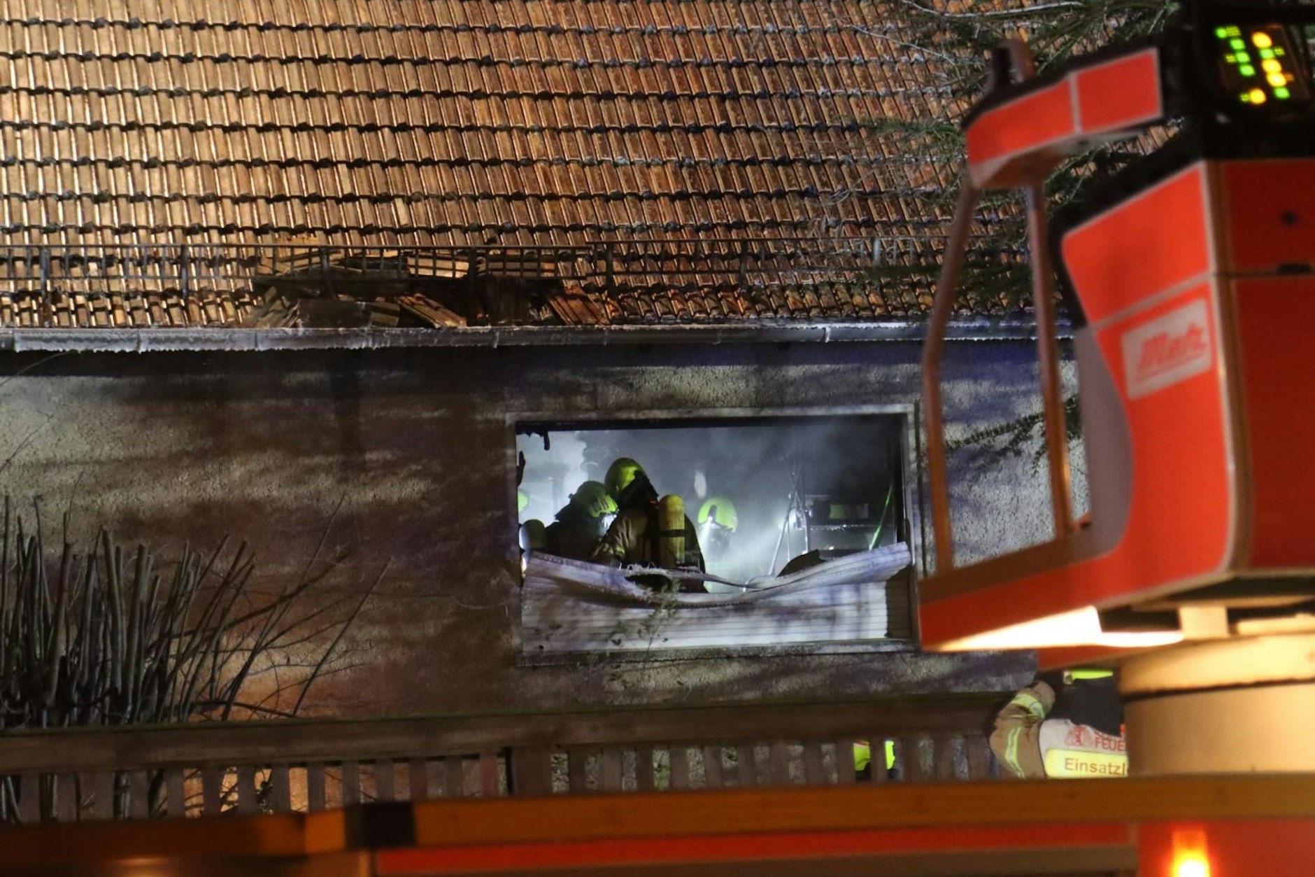 Die Feuerwehrleute suchen nach dem Bewohner des Hauses. Die Hitze der Flammen brachte einen Rollladen zum Schmelzen, im Zimmer dahinter loderten die Flammen.