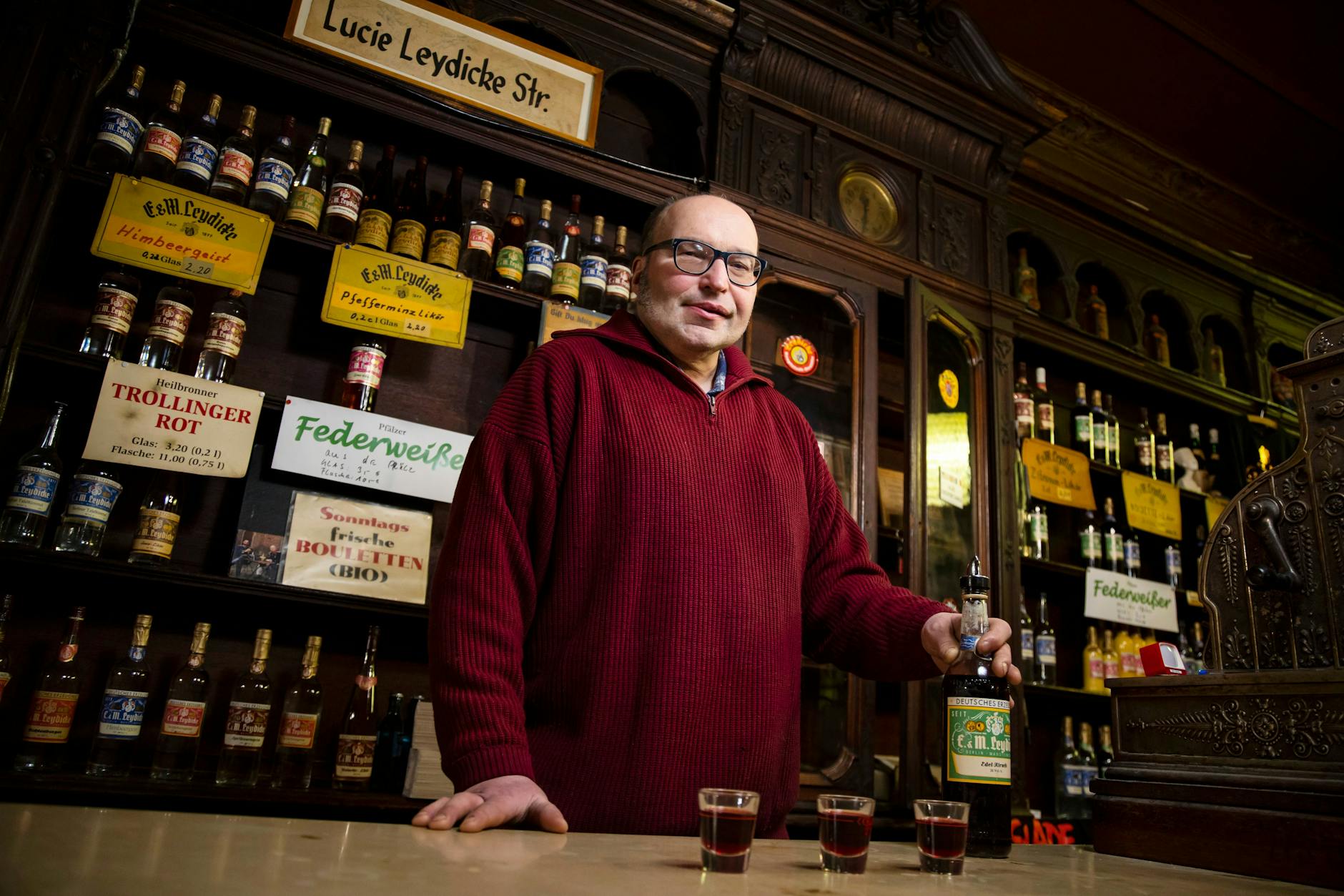 Der Schnaps kostet heute nicht mehr 30 Pfennige: Raimon Marquardt hinter der Bar.