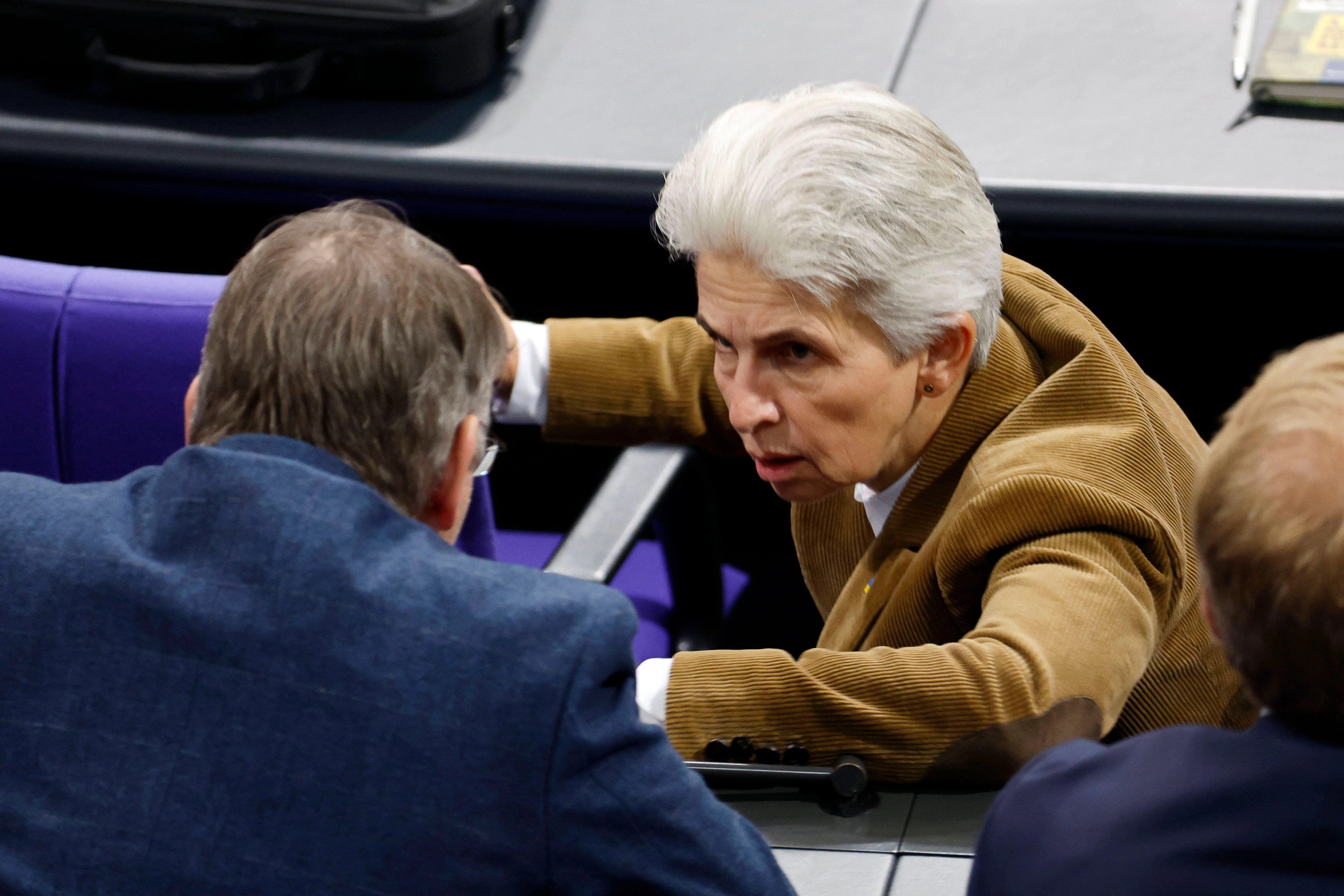 Unter Männern: Die Vorsitzende des Verteidigungsausschusses des Deutschen Bundestages Marie-Agnes Strack-Zimmermann in hochgeschlossener weißer Bluse und Breitcord-Sakko.