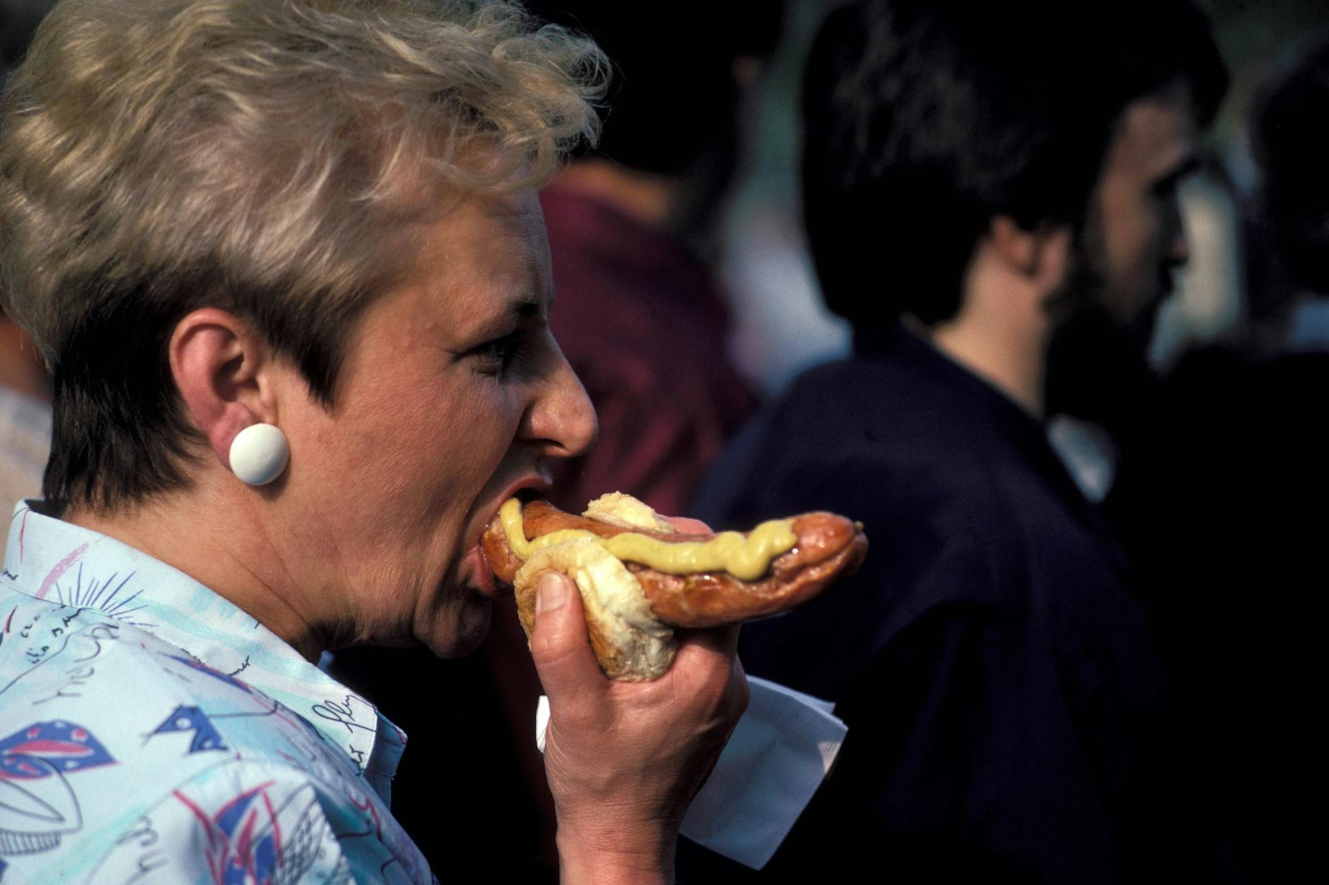 Auf eine schöne Krakauer Bratwurst gehört eine dicke Spur Senf. Ist doch klar!
