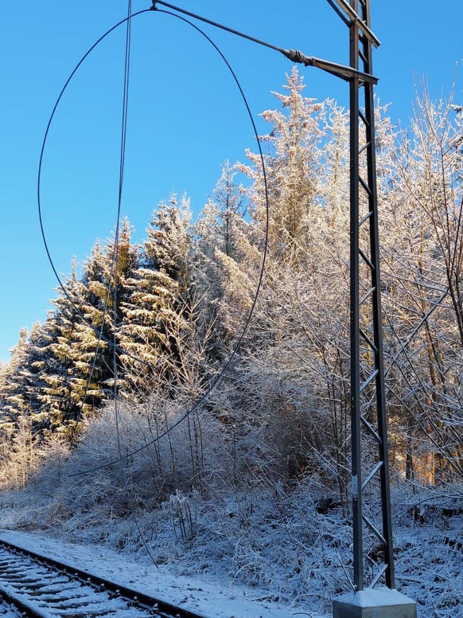 Nach dem Kabeldiebstahl im Januar 2023: die zerstörte Fahrleitung der Buckower Kleinbahn bei Waldsieversdorf (Märkisch-Oderland)