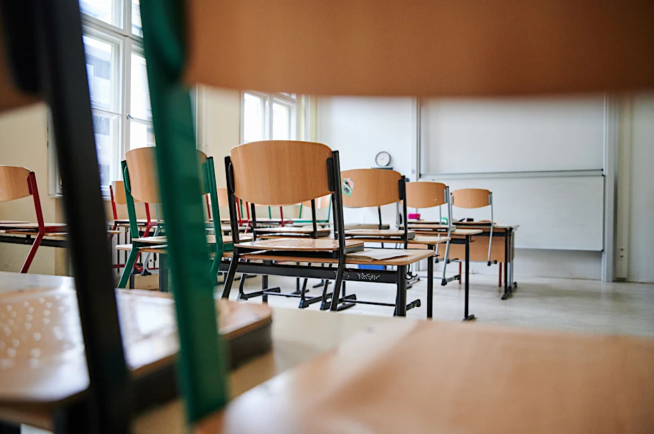 ARCHIV - Kein Unterricht in diesem Klassenzimmer: Hier eine Aufnahme aus dem Januar 2021.  