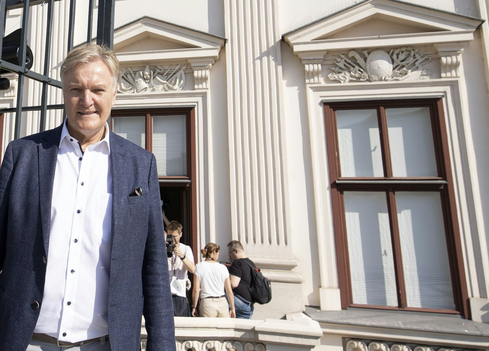 ARCHIV - Klaus Albrecht Schröderposiert vor der Albertina in Wien.  