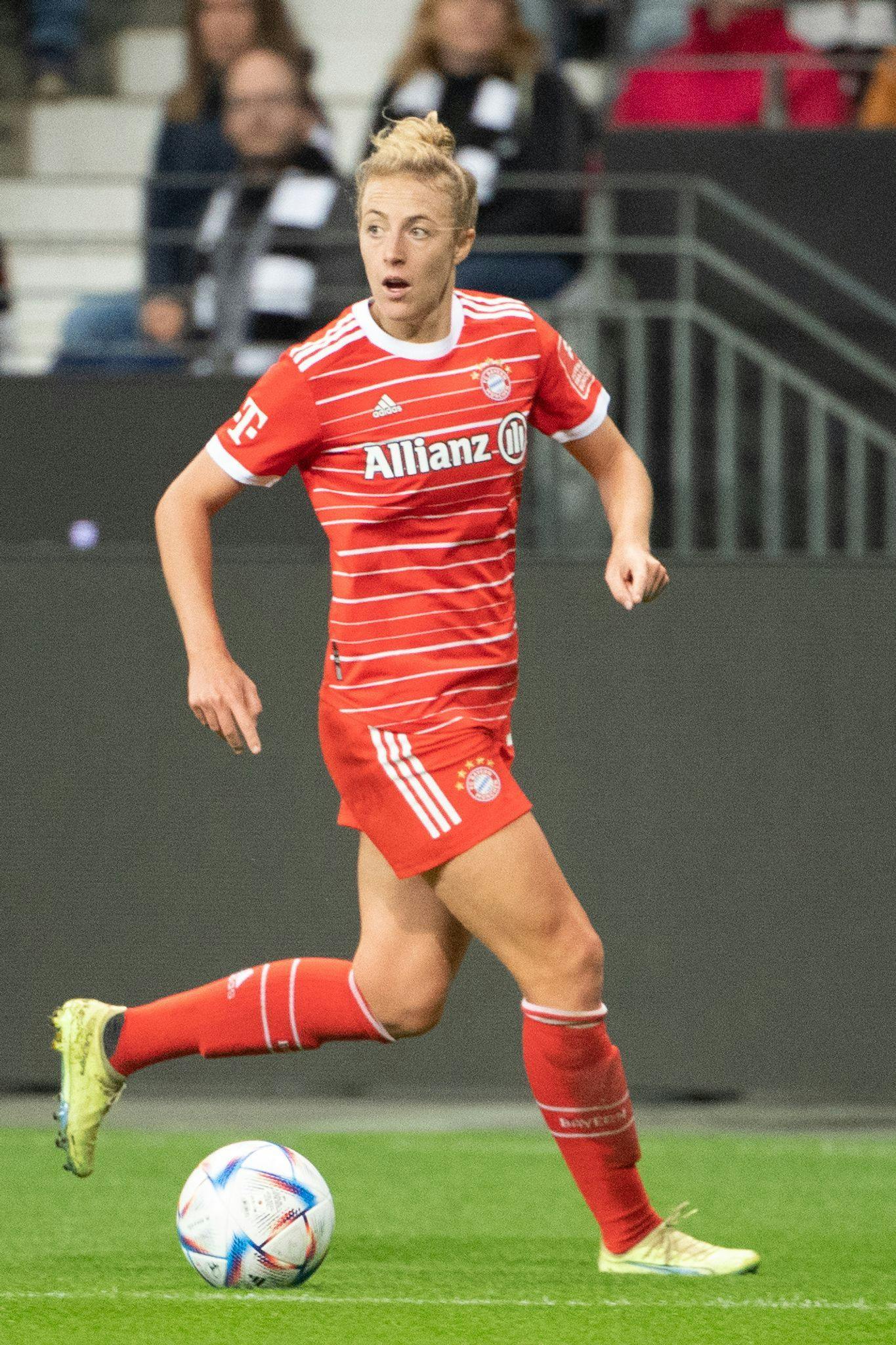 ARCHIV - Der FC Bayern verlängerte mit Carolin Simon.