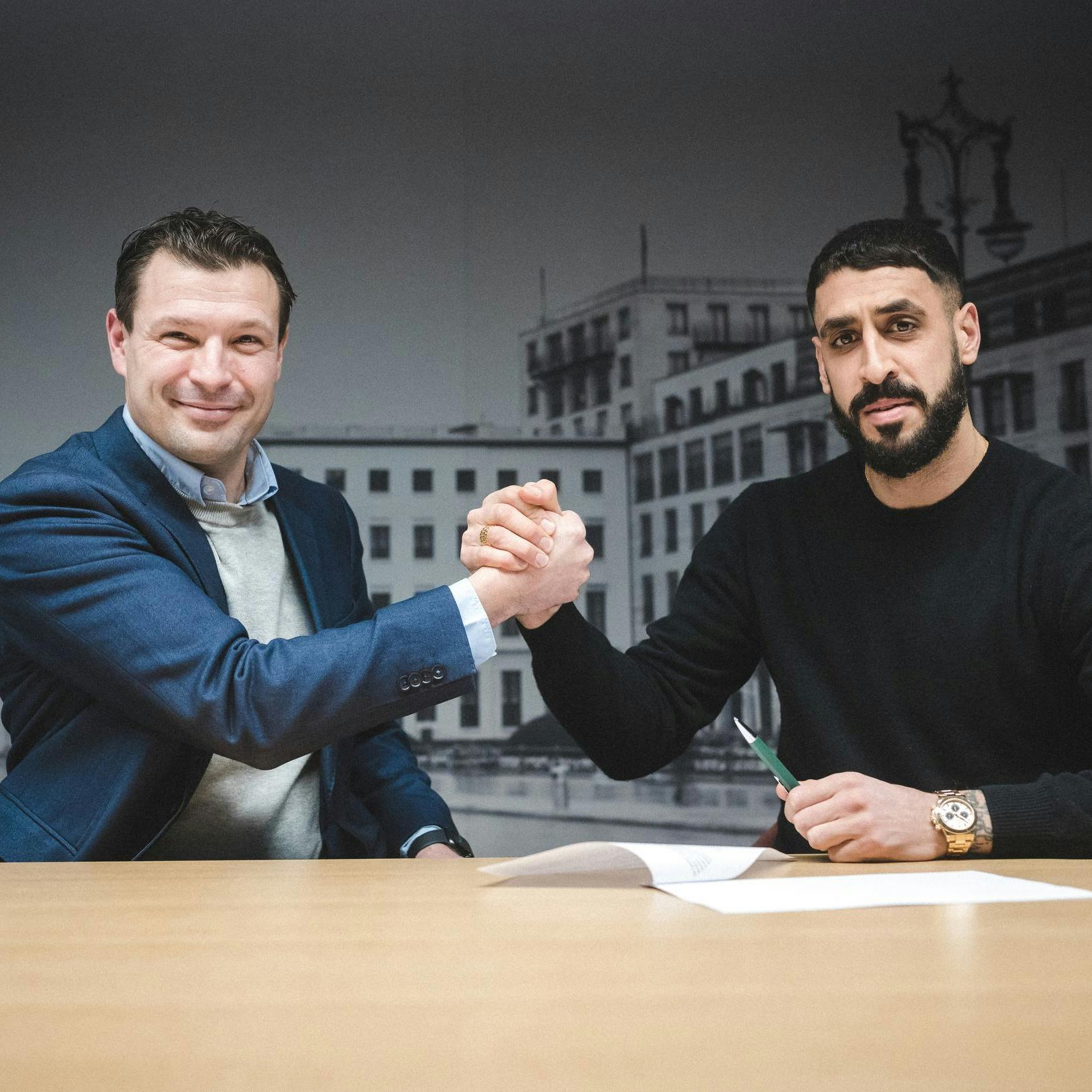 Sportdirektor Benjamin Weber und Neuzugang Tolga Cigerci von Hertha BSC nach der Vertragsunterschrift.