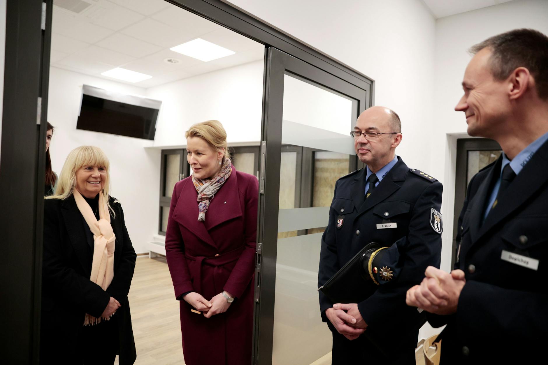 Innensenatorin Iris Spranger und Franziska Giffey (beide SPD) wollten beim Besuch der im Aufbau befindlichen Polizeiwache am Kottbusser Tor nicht bis nach den Wahlen warten.