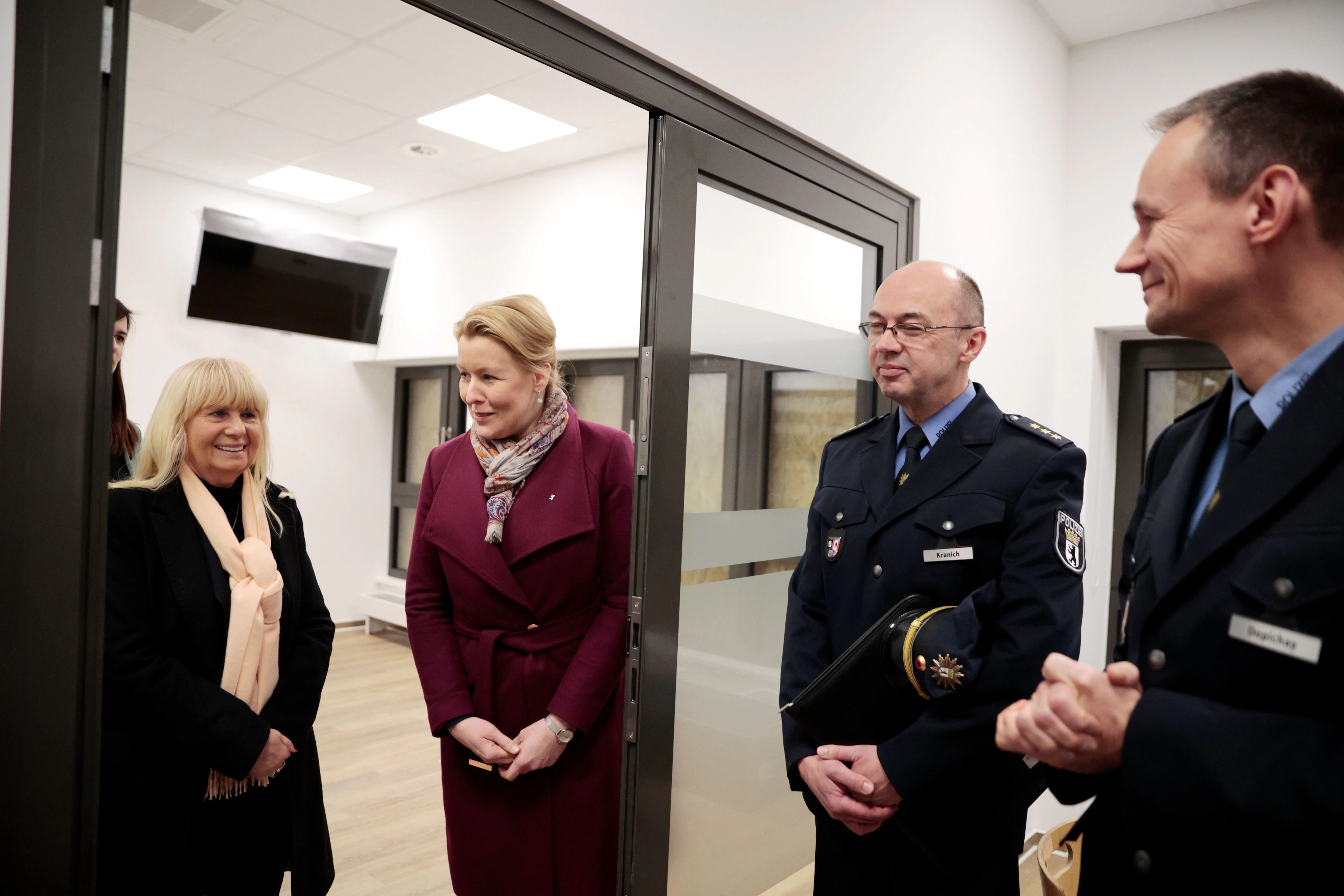 Innensenatorin Iris Spranger und Franziska Giffey (beide SPD) wollten beim Besuch der im Aufbau befindlichen Polizeiwache am Kottbusser Tor nicht bis nach den Wahlen warten.