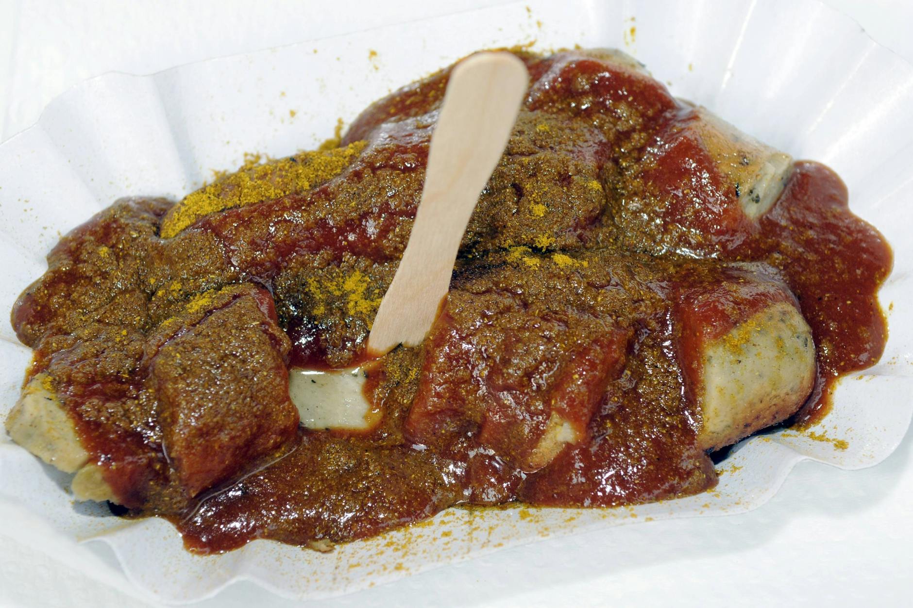 Eine Currywurst muss längst nicht mehr aus Schweinefleisch sein. Bei der Bahn gibt es sie jetzt auch aus Erbsenprotein.