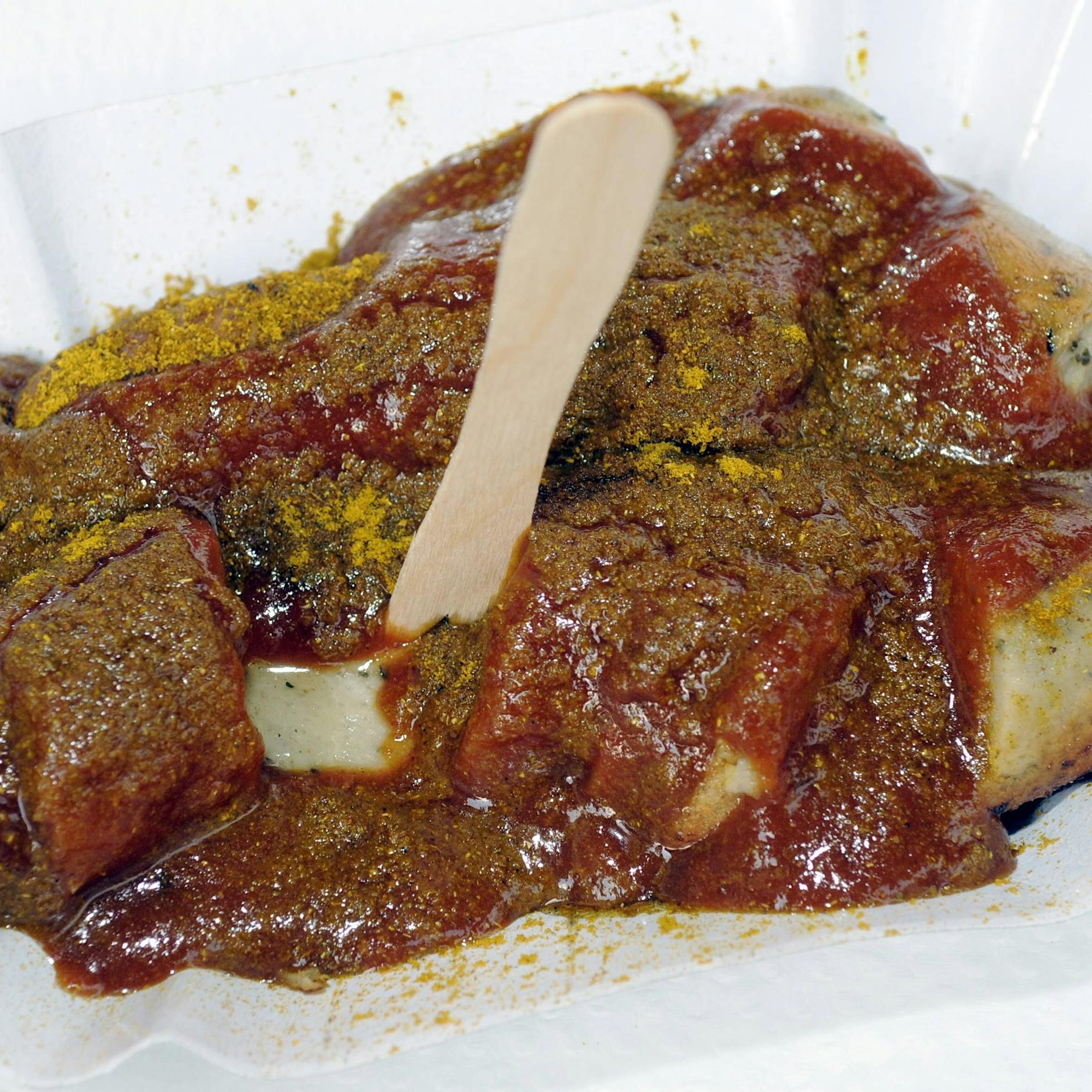 Die Bahn nimmt die vegane Currywurst dauerhaft auf die Speisekarte – und bringt Fleisch-Fanatiker zur Weißglut