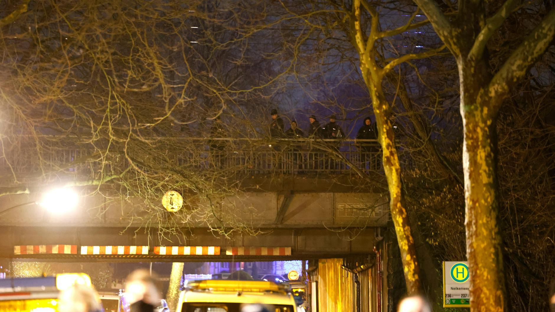 Polizisten stehen an einer Absperrung nahe der Unfallstelle in Recklinghausen. Bei dem tödlichen Unfall sind zwei Kinder von einem Güterzug erfasst worden. Ein Junge starb, ein weiterer wurde sehr schwer verletzt. 