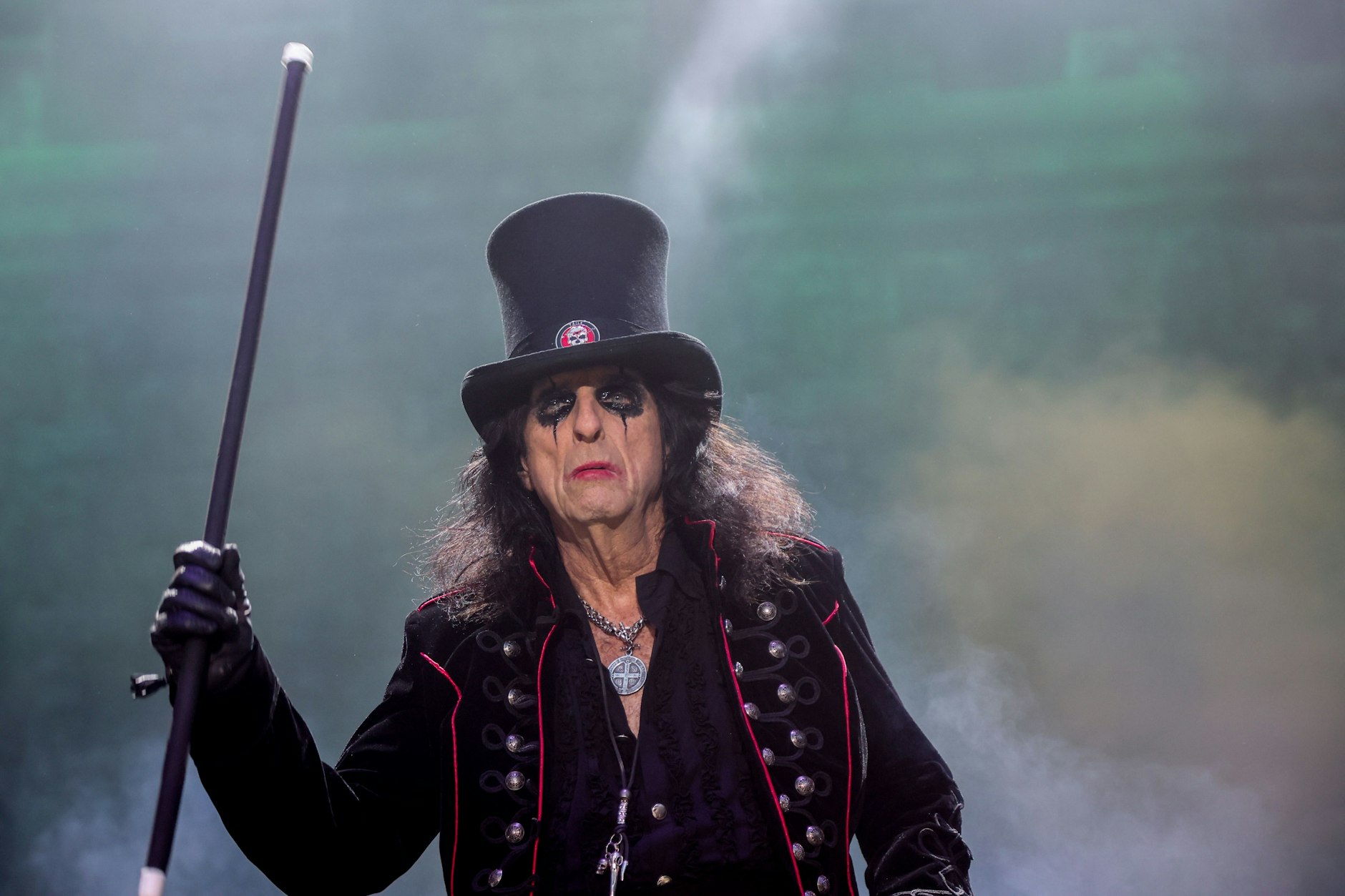 US-Rocksänger Alice Cooper rockt auch noch mit 75 Jahren die Bühne.