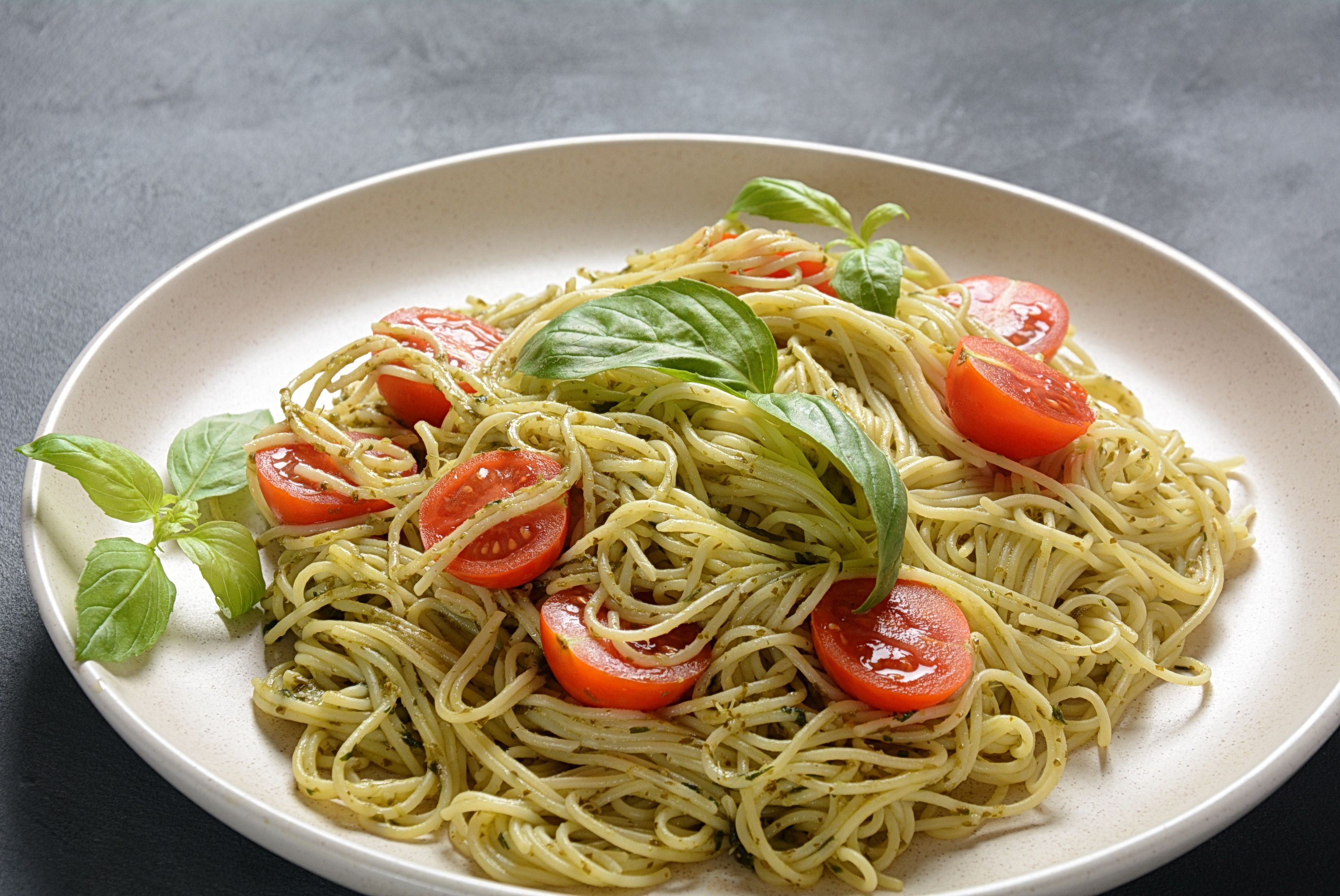 Pasta mit Hähnchen, Pesto, Tomaten und Zucchini – das schnelle, leichte, frische Rezept für den Abend