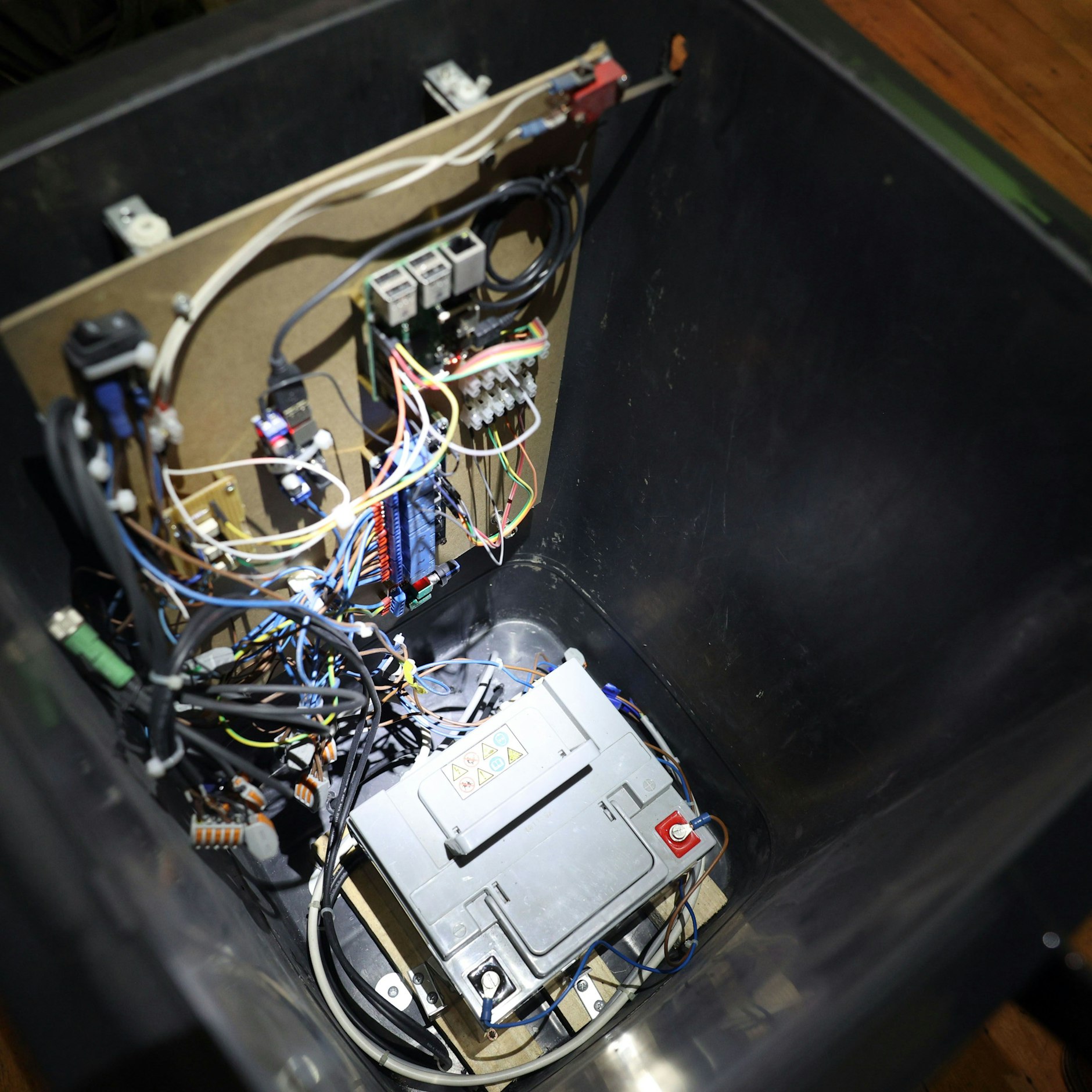 Der Blick ins Innere der Tonne zeigt: Das ist noch ein Prototyp mit freiliegender Elektronik, Batterie und Motor. Müll kann man da nicht reinwerfen.