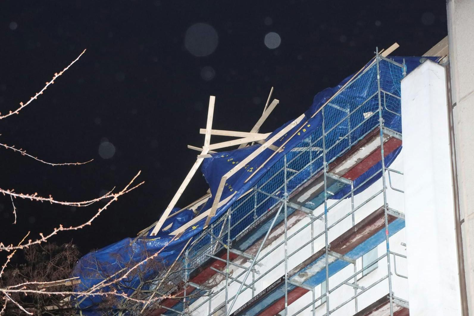 Windböen haben in der Nacht zu Donnerstag dieses Dach eines Hauses in Friedrichshain verwüstet.