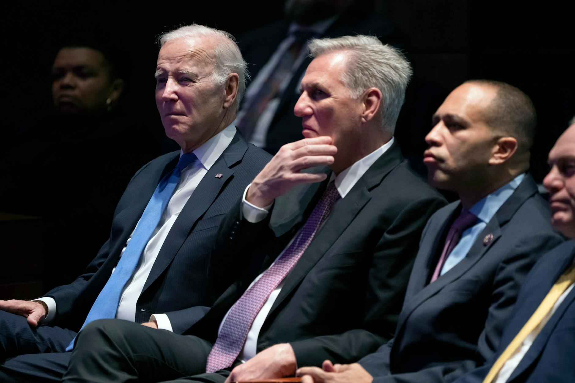 Washington: Joe Biden (l-r), Präsident der USA, Kevin McCarthy, Sprecher des US-Repräsentantenhauses, Hakeem Jeffries, Minderheitenführer im US-Repräsentantenhaus, und Steve Scalise, Mehrheitsführer im US-Repräsentantenhaus, hören während einer Predigt beim Nationalen Gebetsfrühstück auf dem Capitol Hill zu. 